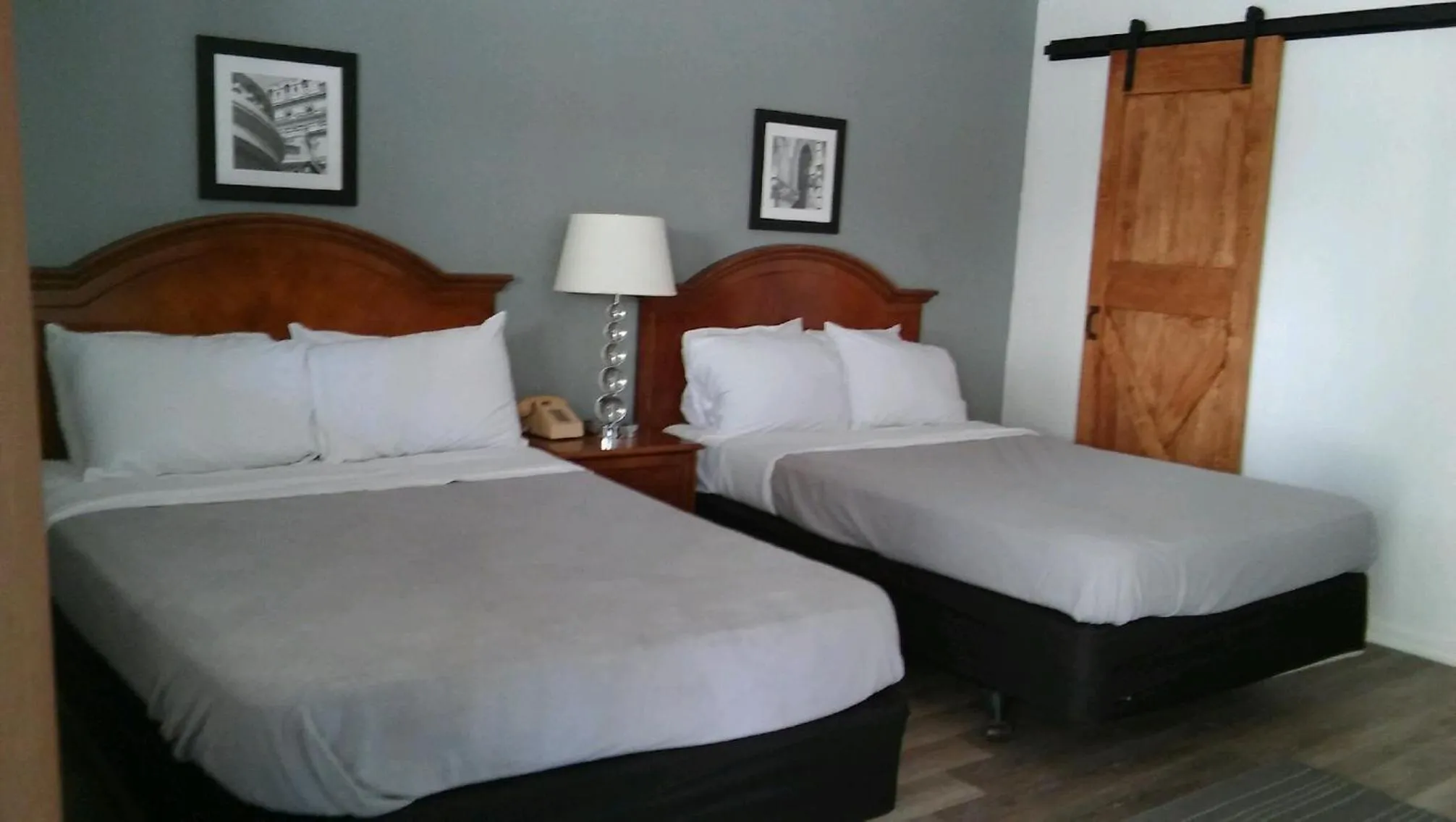 Bed in The Oak Motel