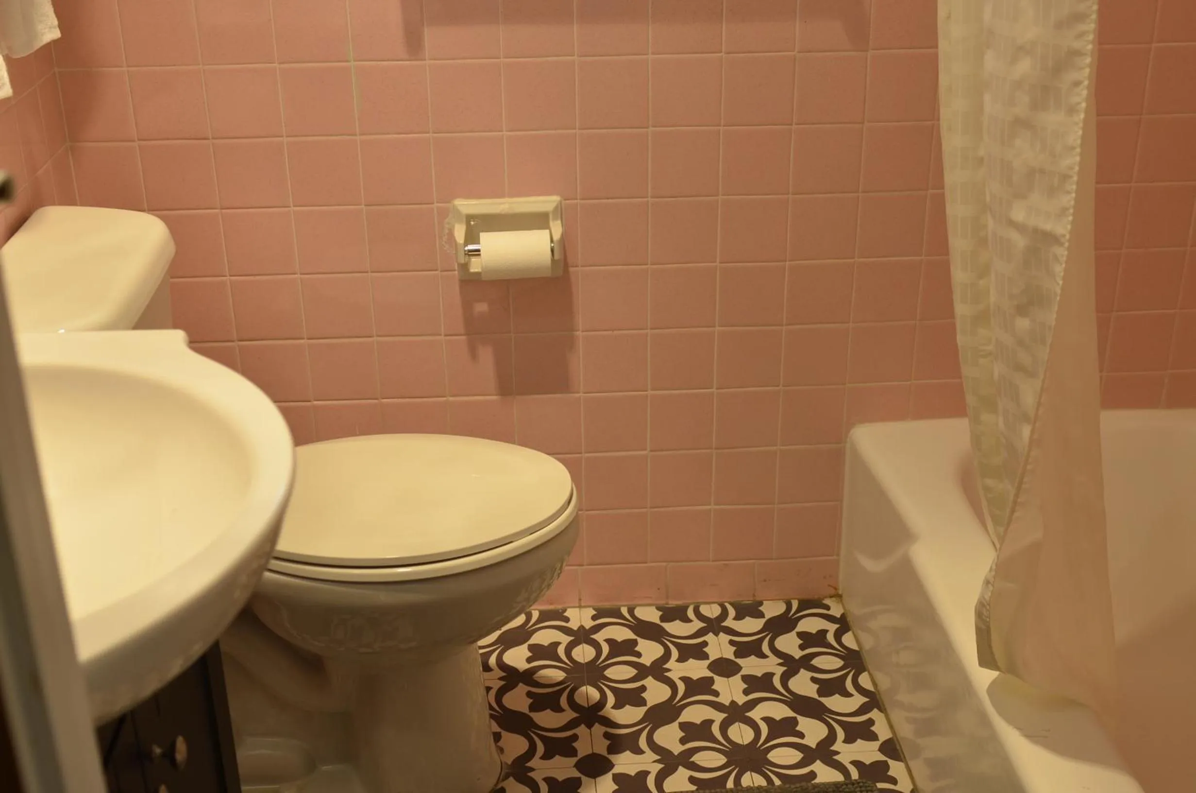 Bathroom in The Oak Motel