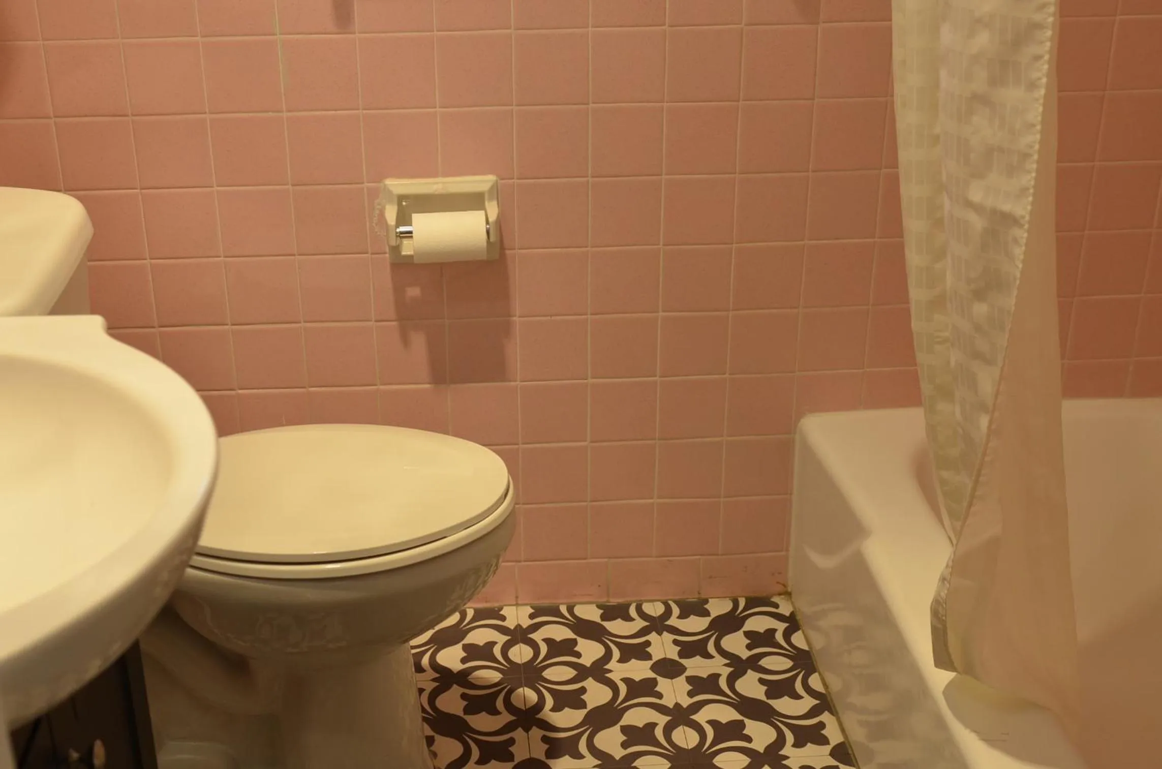 Bathroom in The Oak Motel