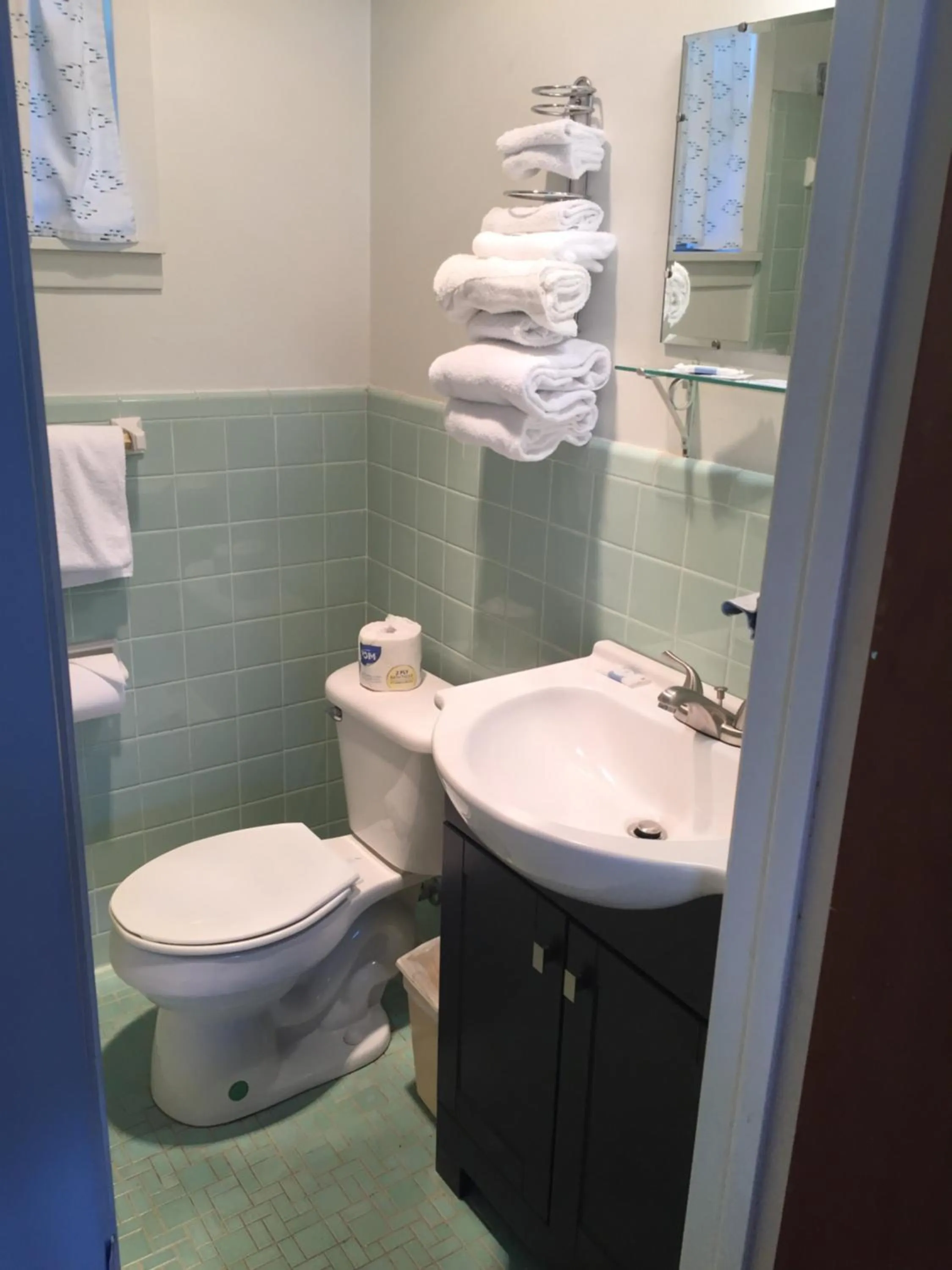 Bathroom in The Oak Motel