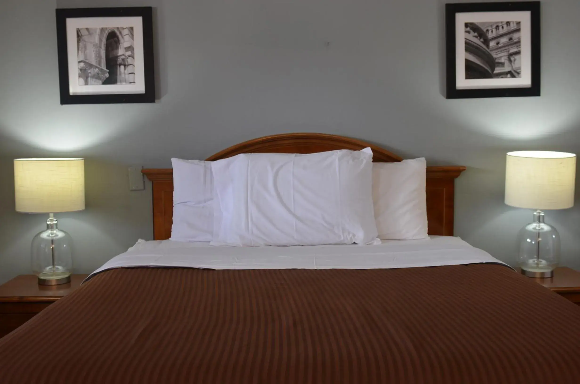 Bed in The Oak Motel Bed in The Oak Motel