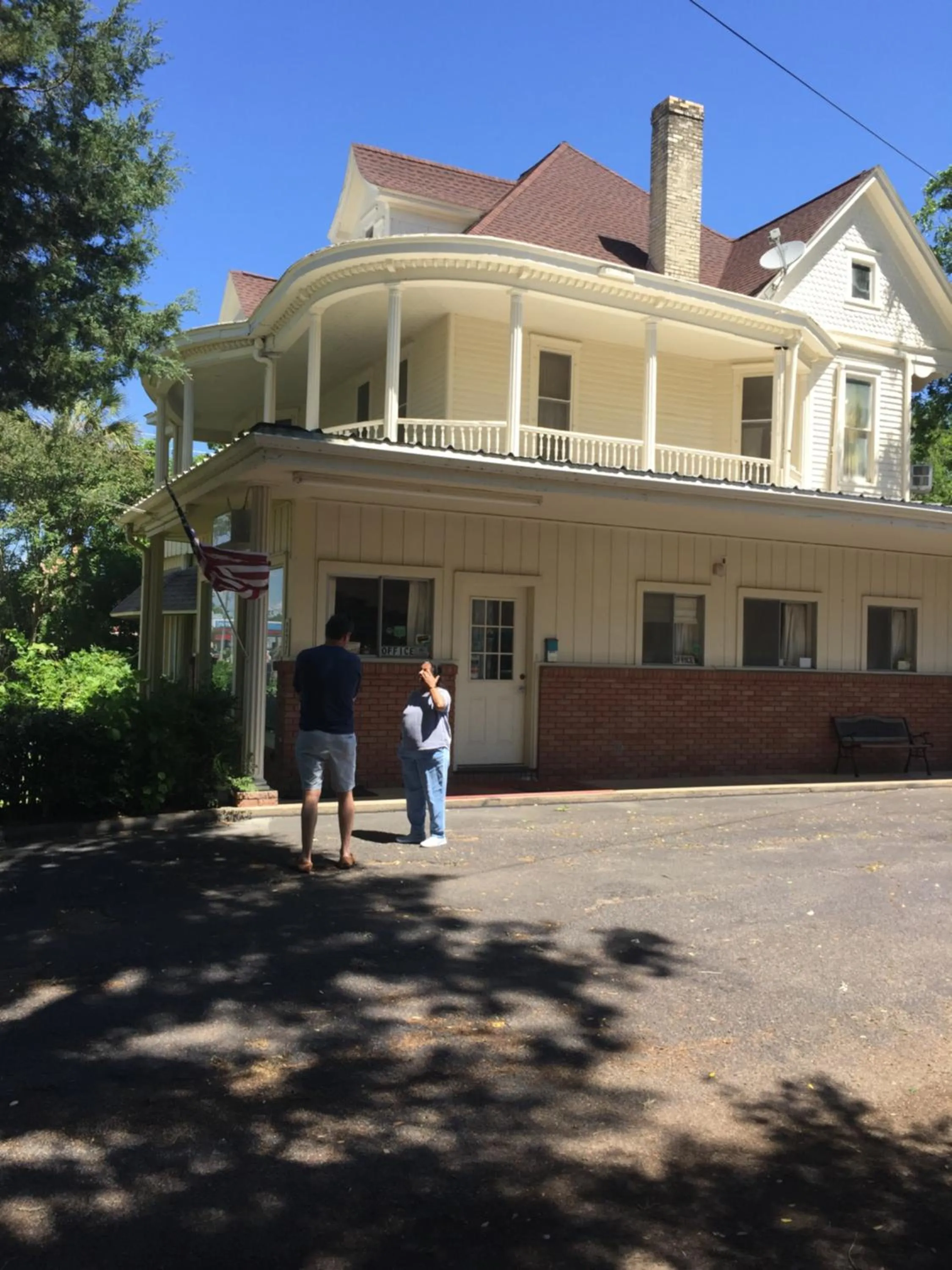 People in The Oak Motel