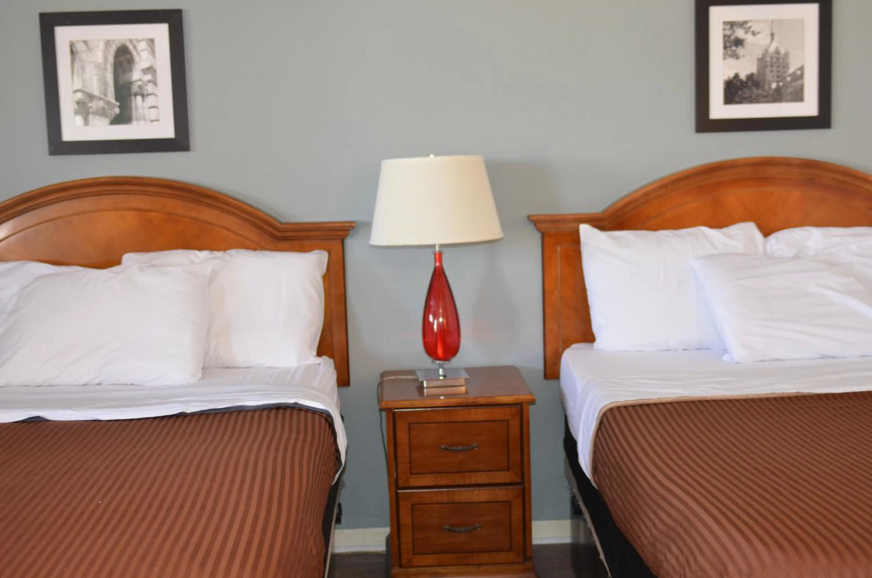 Bed in The Oak Motel