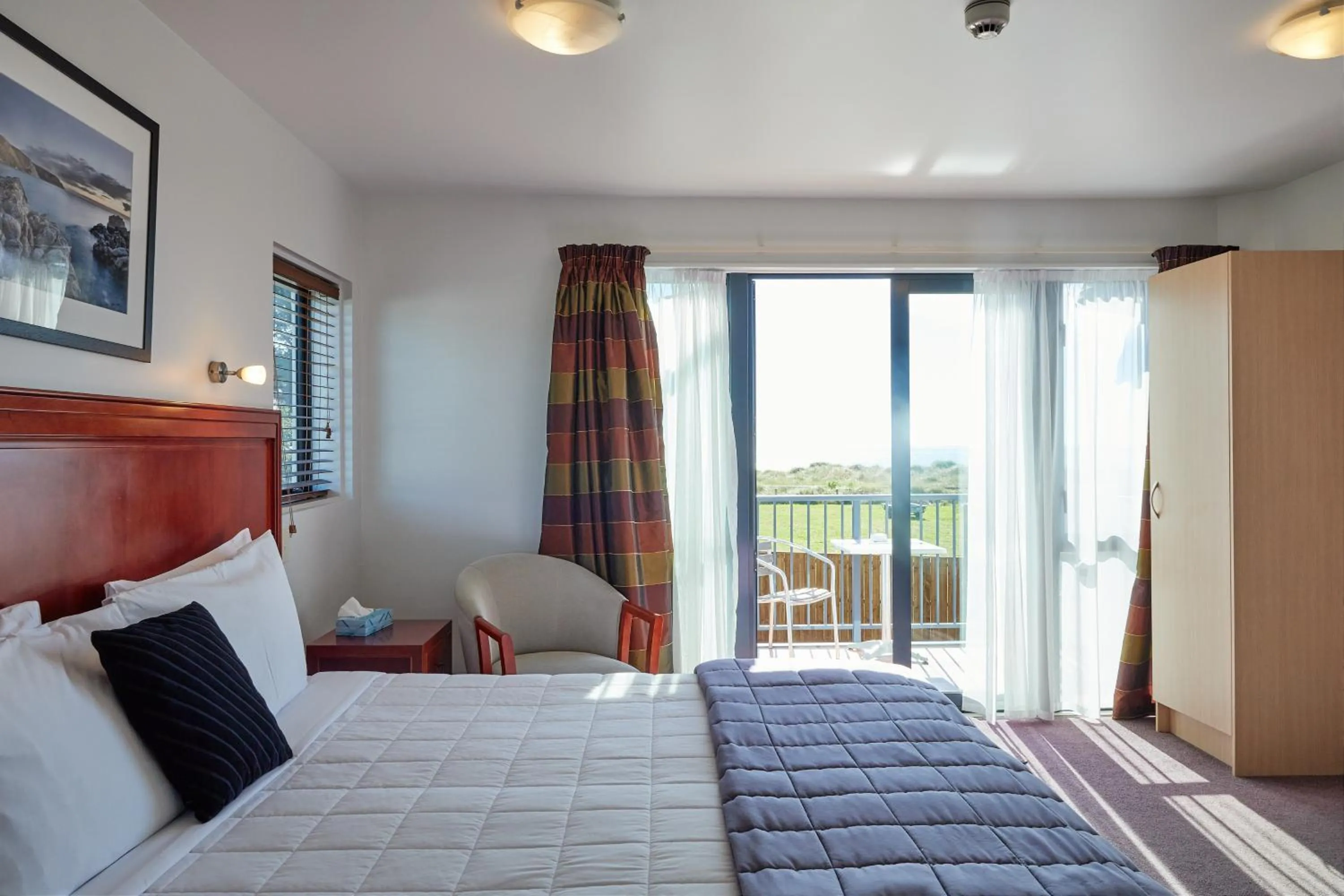 Sea view, Bed in Kaikoura Quality Suites