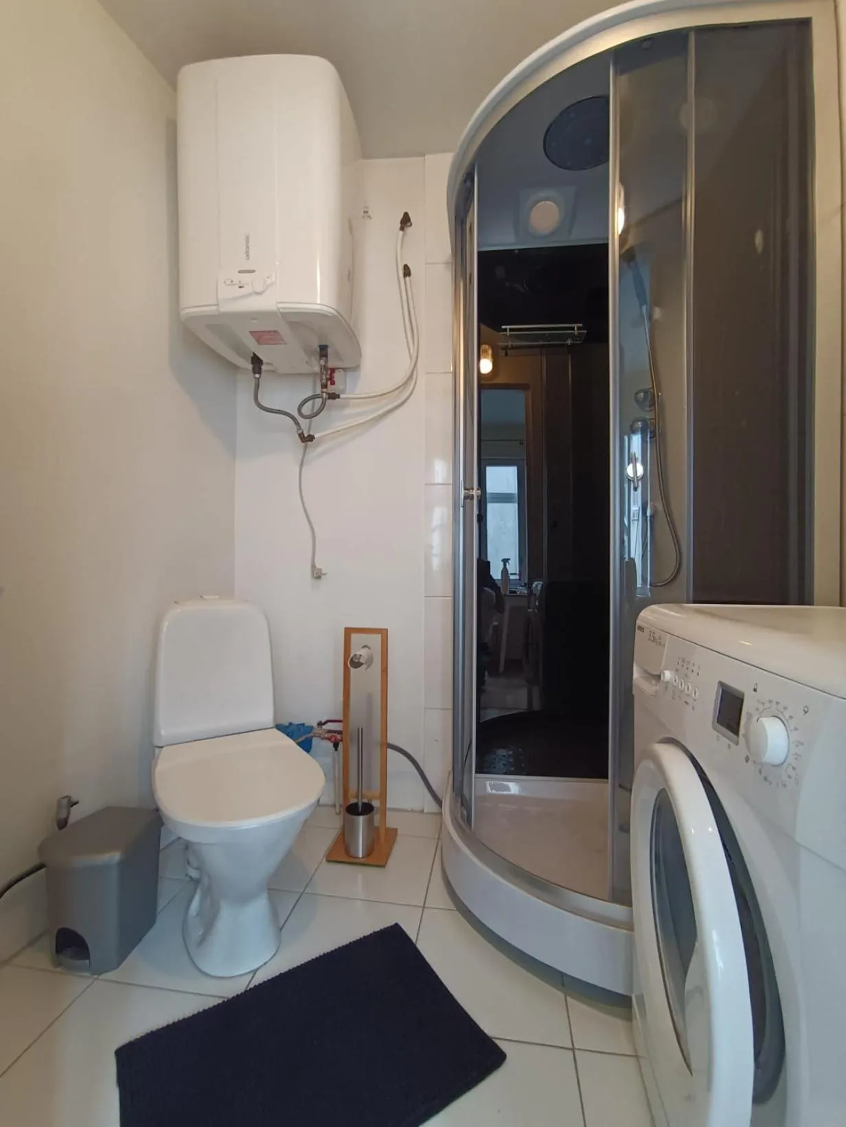 Shower in Viru Backpackers Hostel