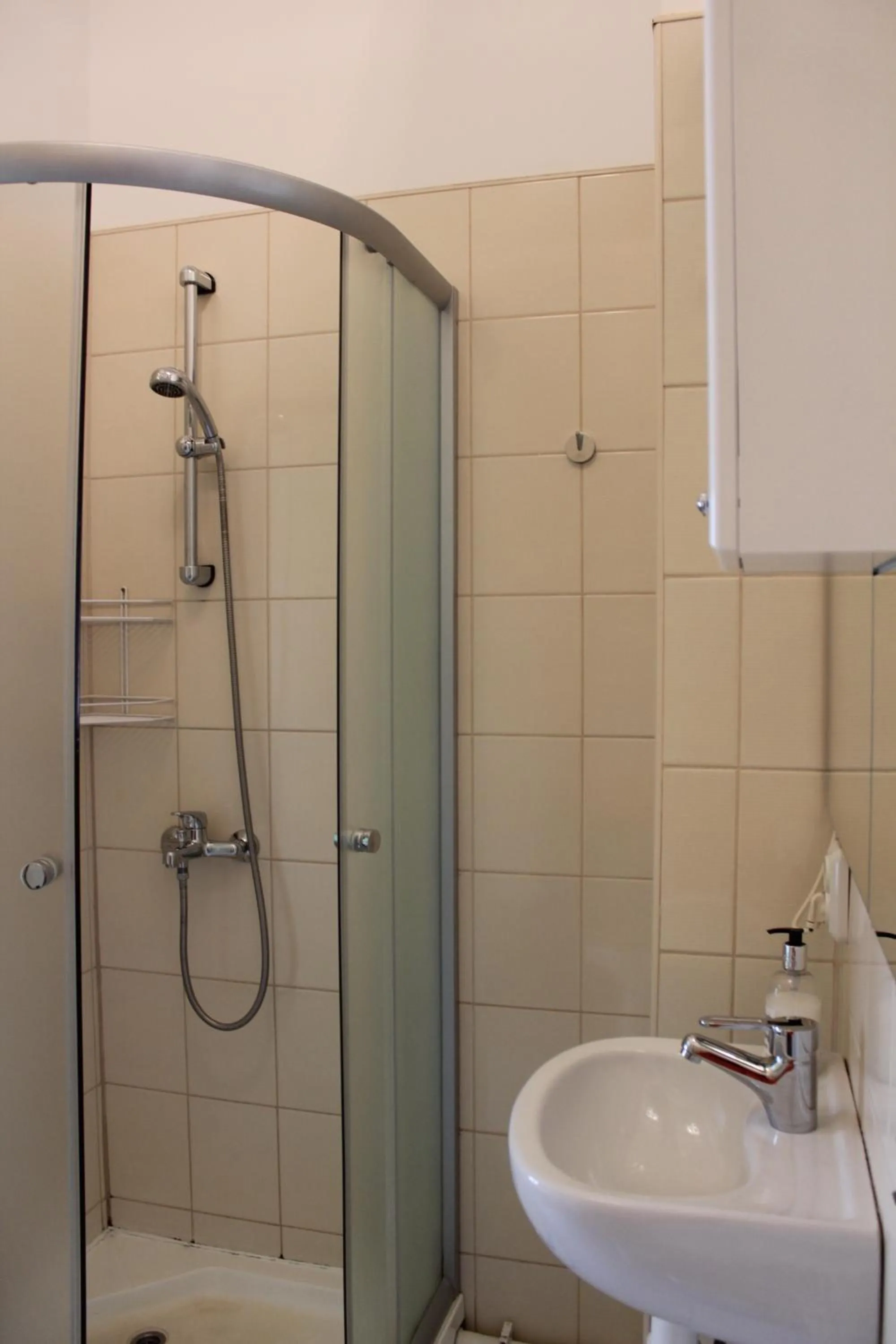 Shower in Viru Backpackers Hostel
