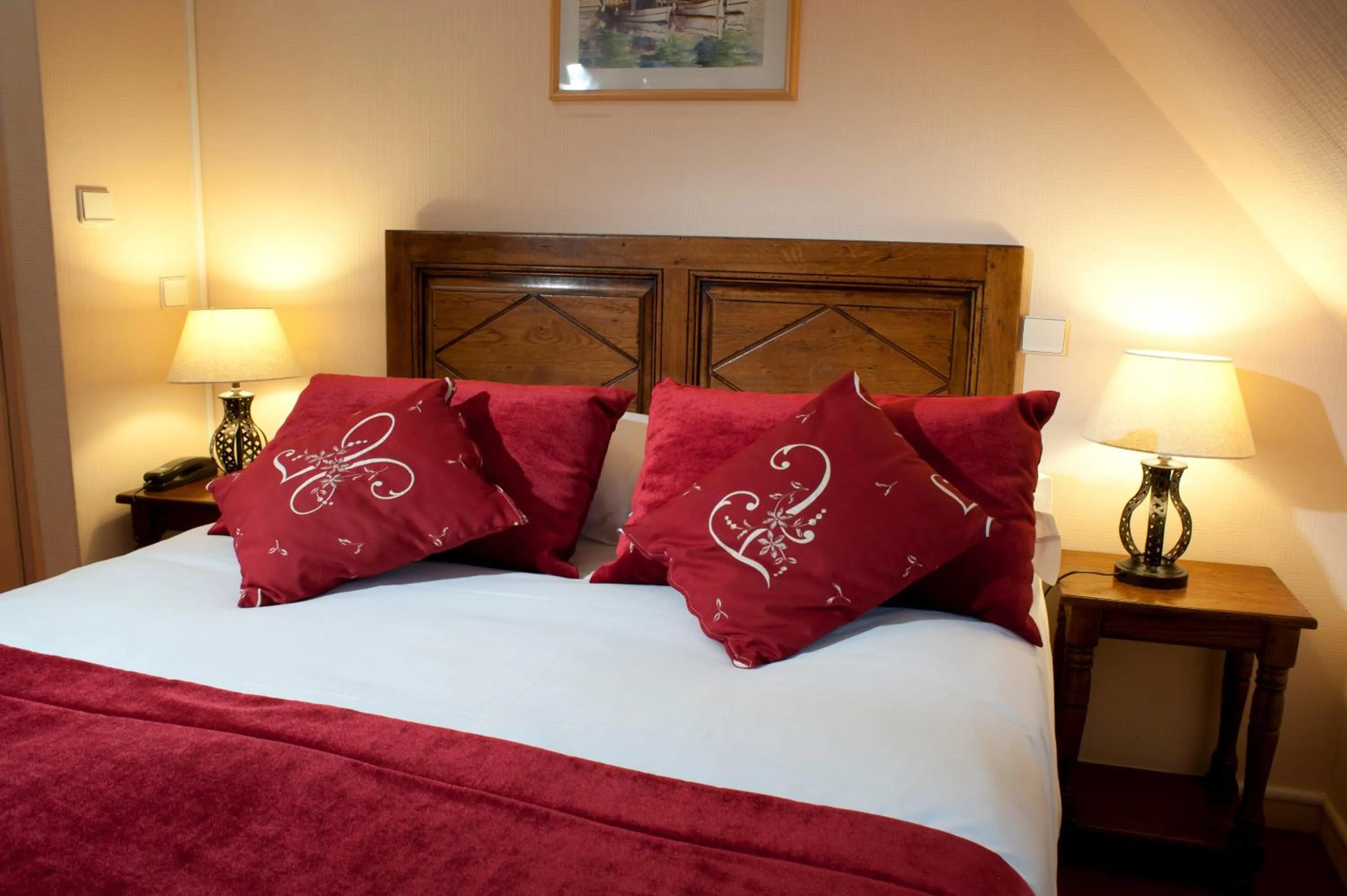 Bedroom, Bed in Hôtel Wilson - Teritoria