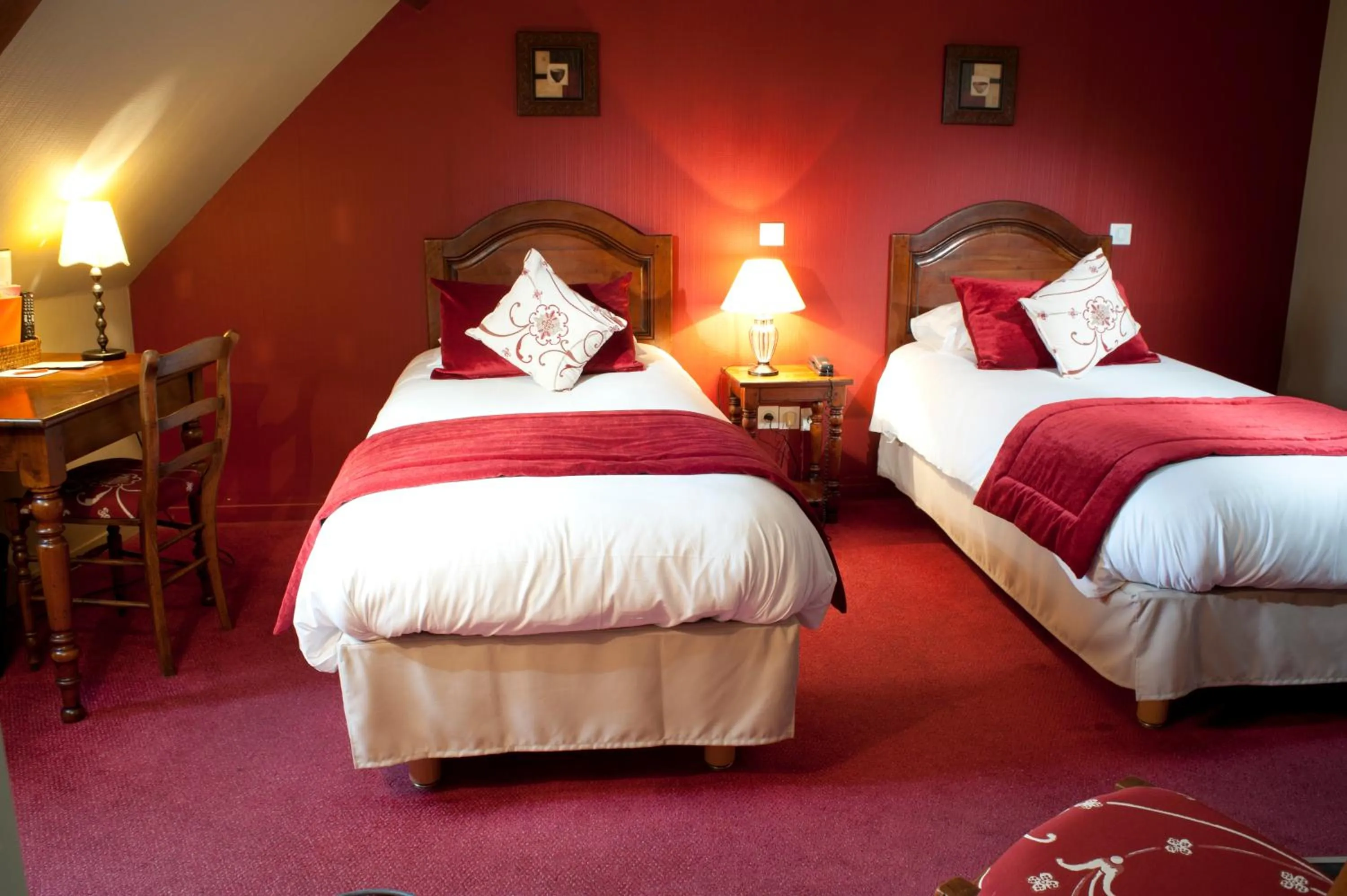 Bedroom, Bed in Hôtel Wilson - Teritoria