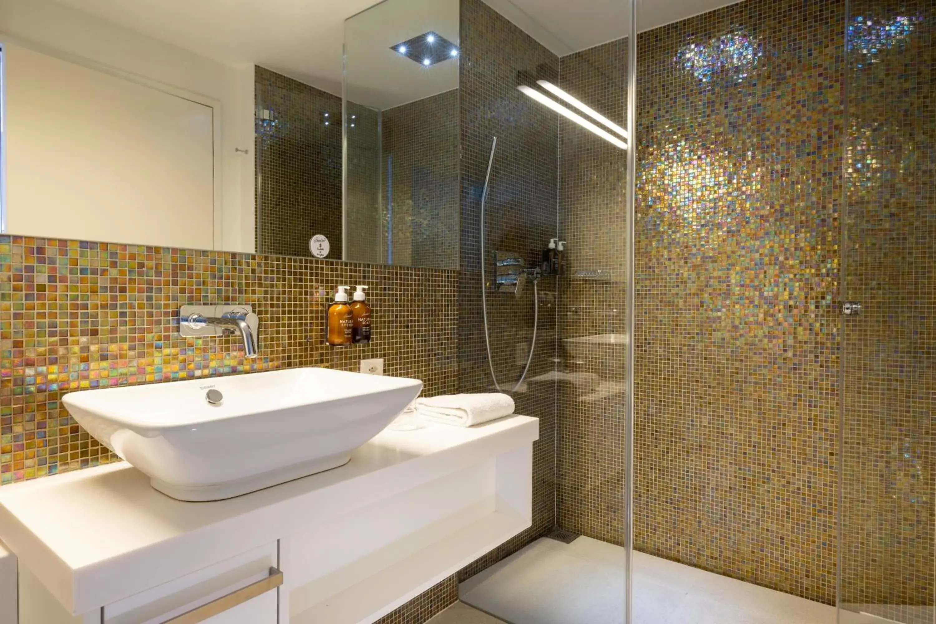 Bathroom in Hotel D - Basel - Fully Renovated 2025 Bathroom in Hotel D - Basel - Fully Renovated 2025