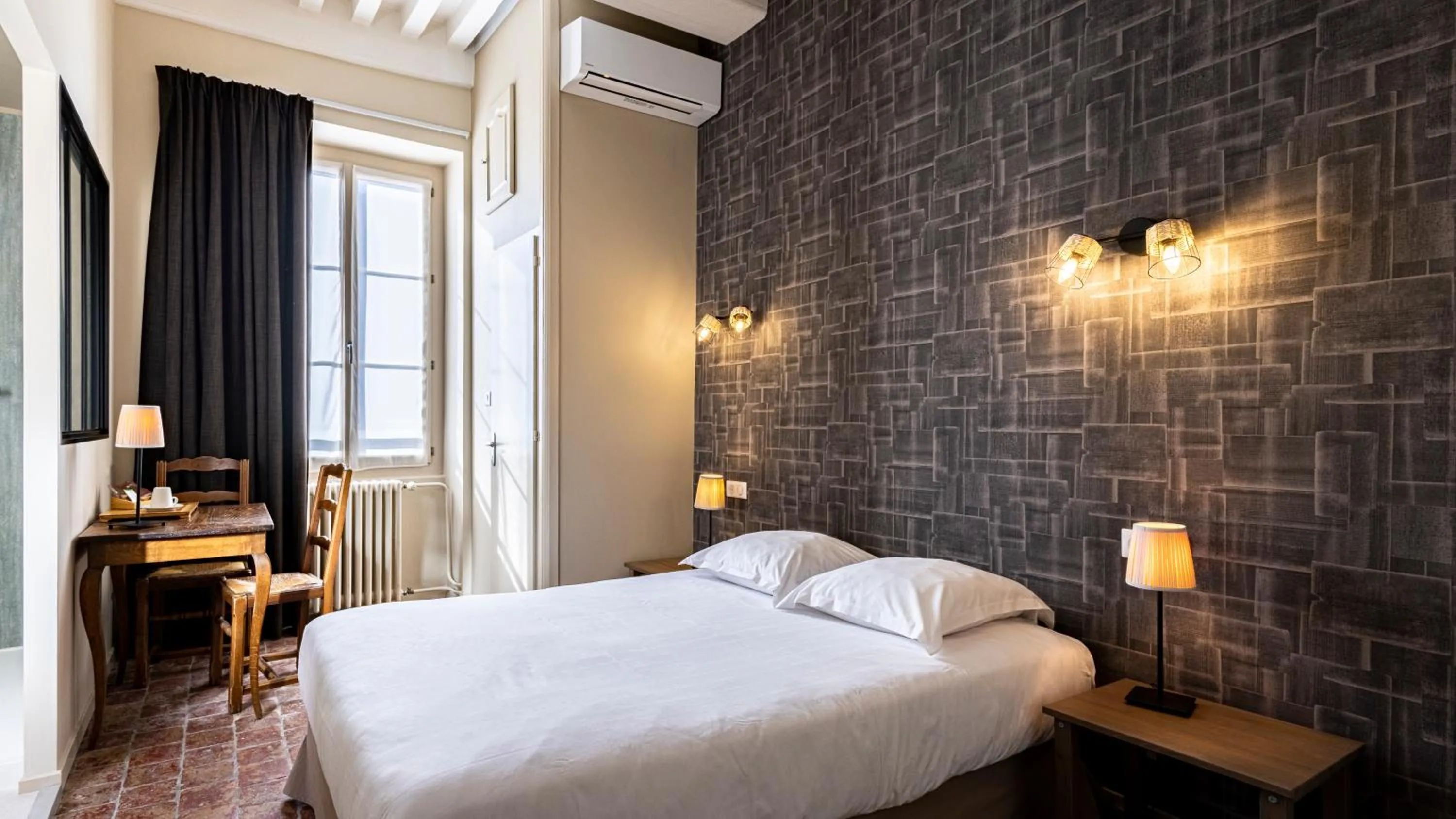 Bed in Logis Hostellerie Bressane