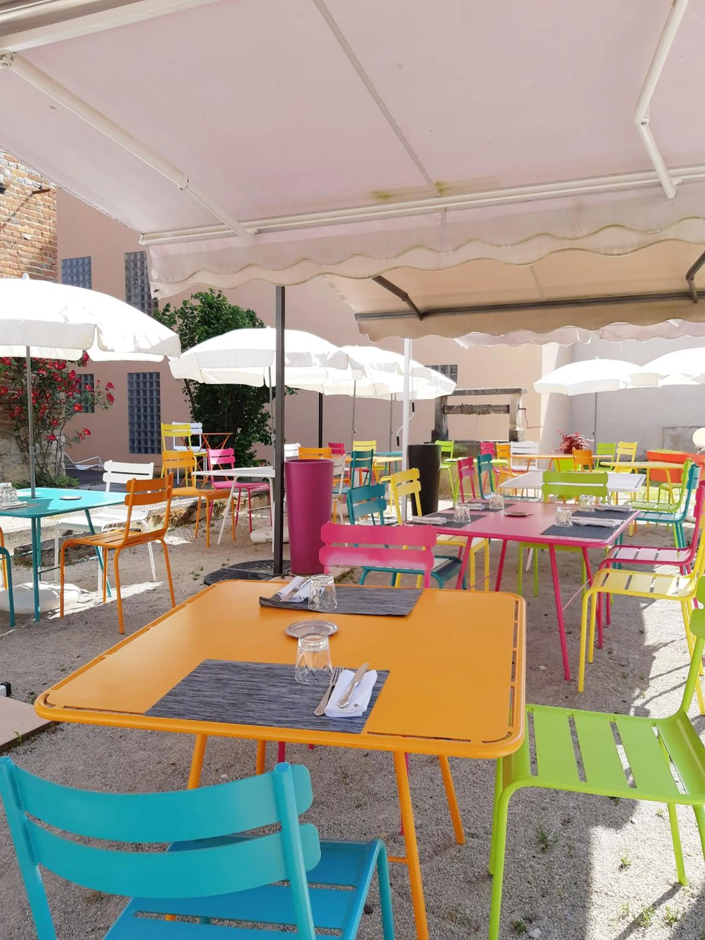 Patio in Logis Hostellerie Bressane