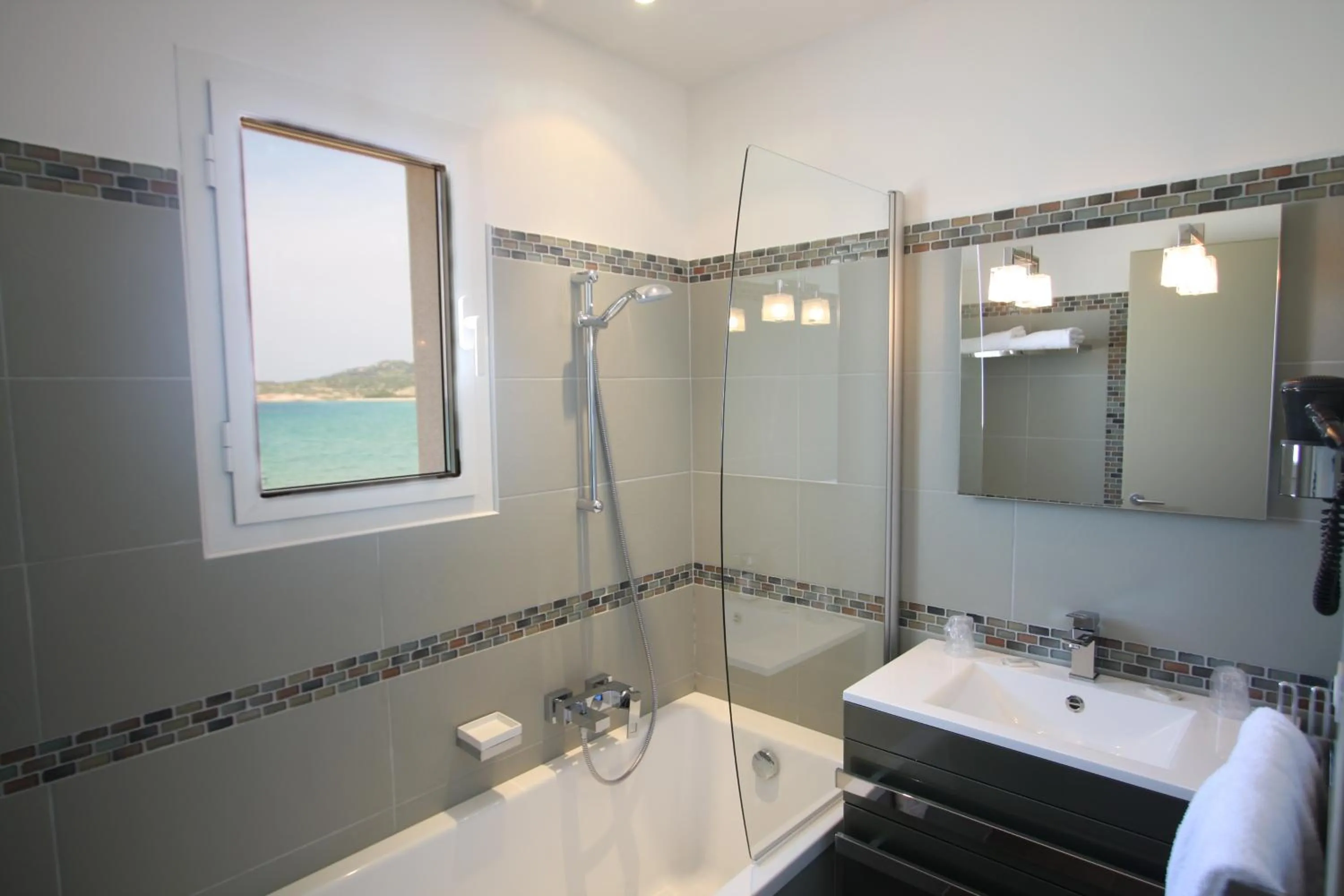Shower in Hôtel Serenada