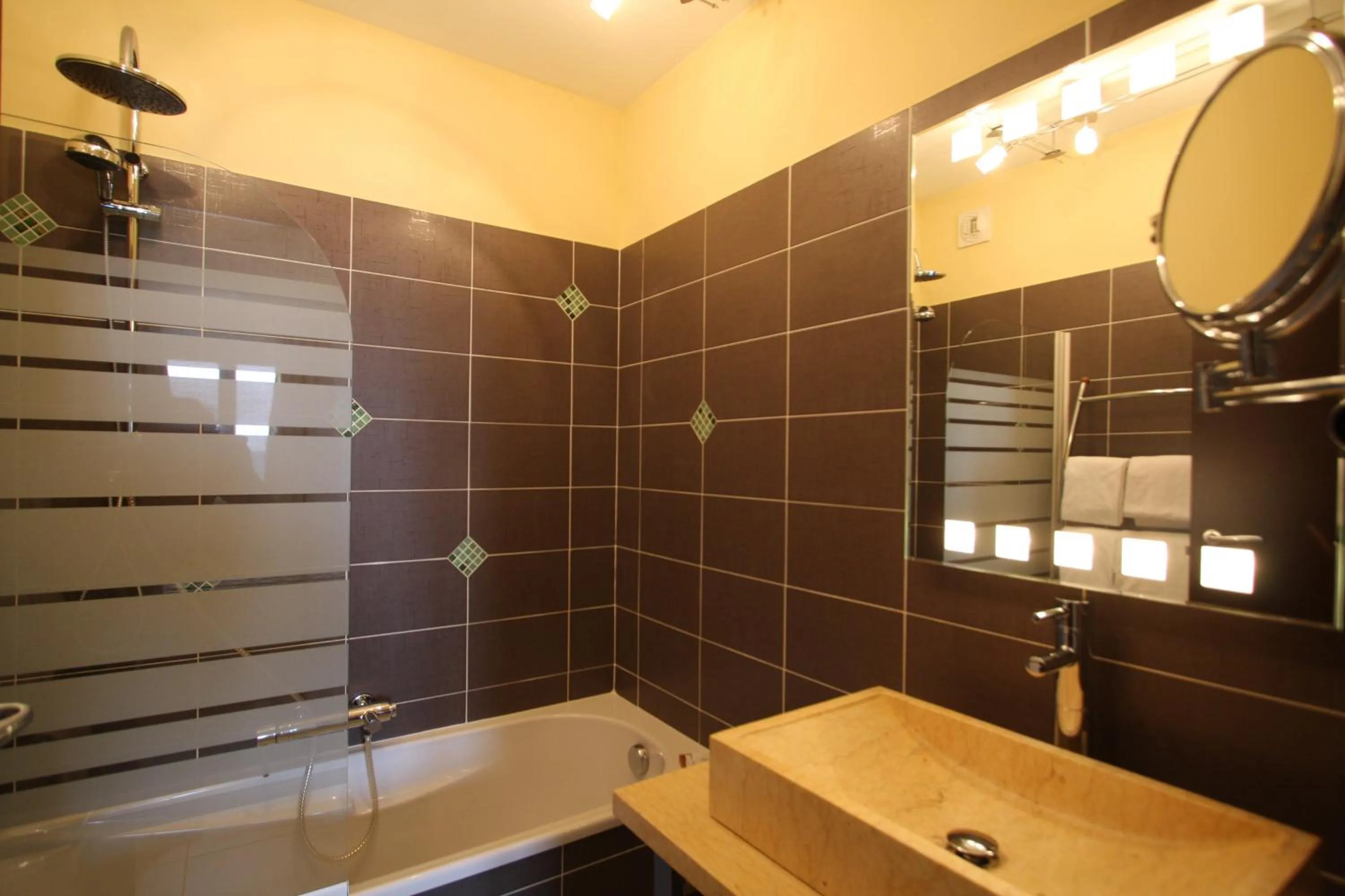 Shower in Hôtel Serenada