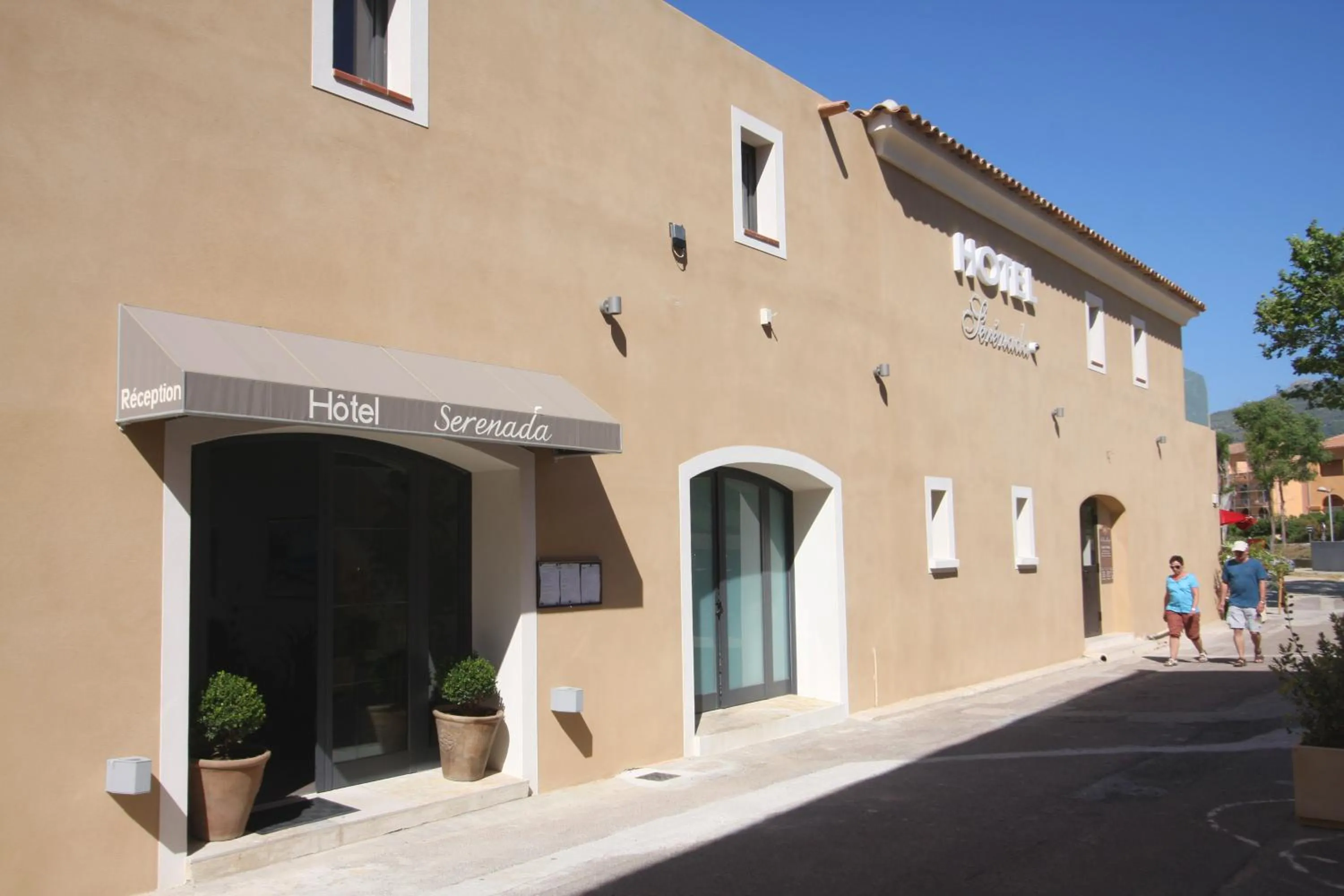 Facade/entrance in Hôtel Serenada