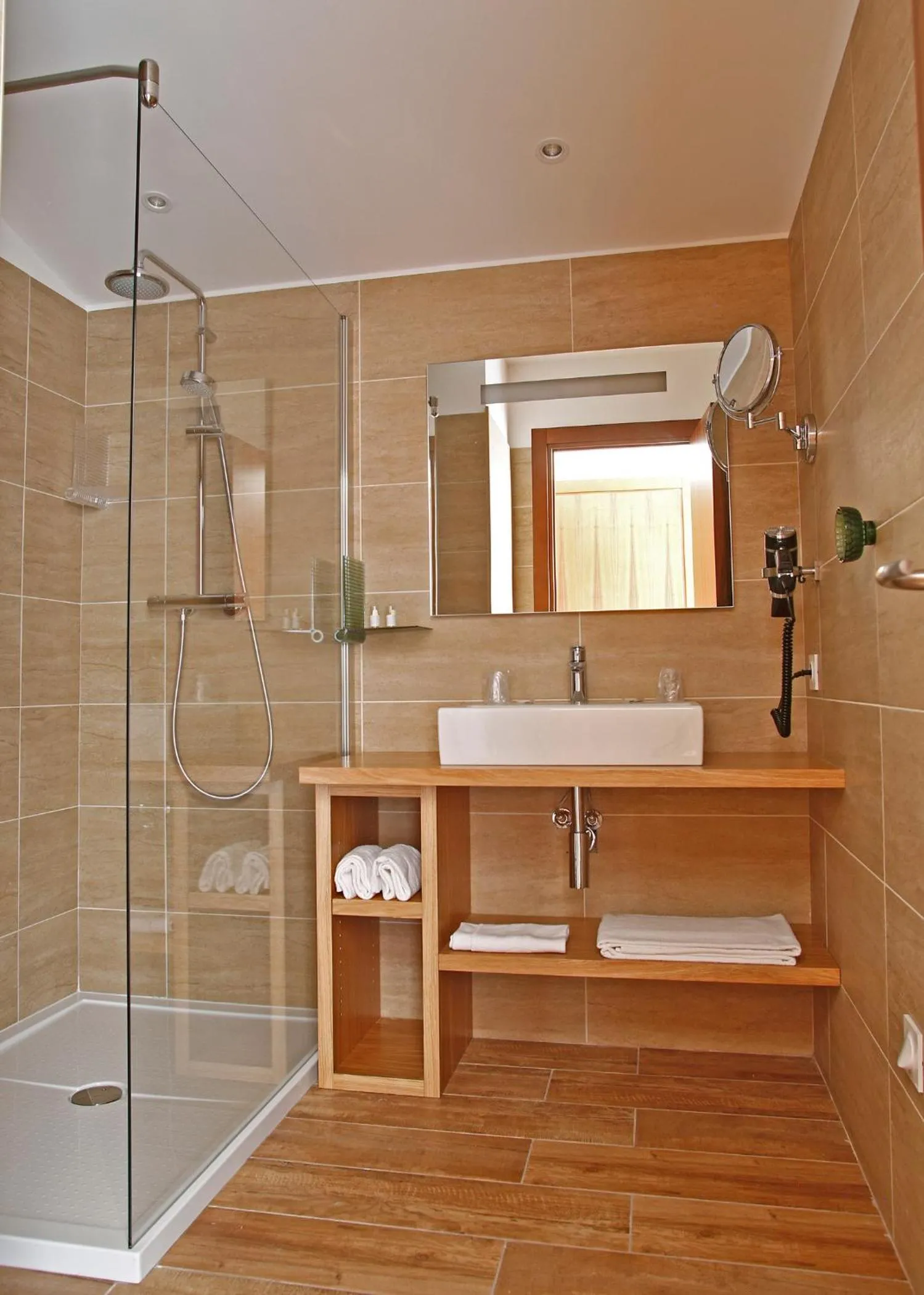Shower in Hôtel Serenada