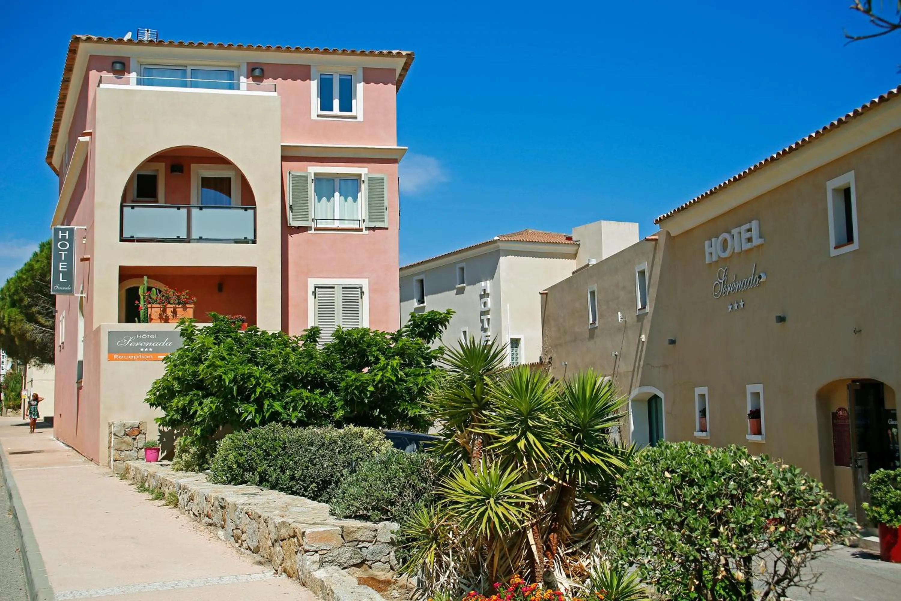 Property building in Hôtel Serenada