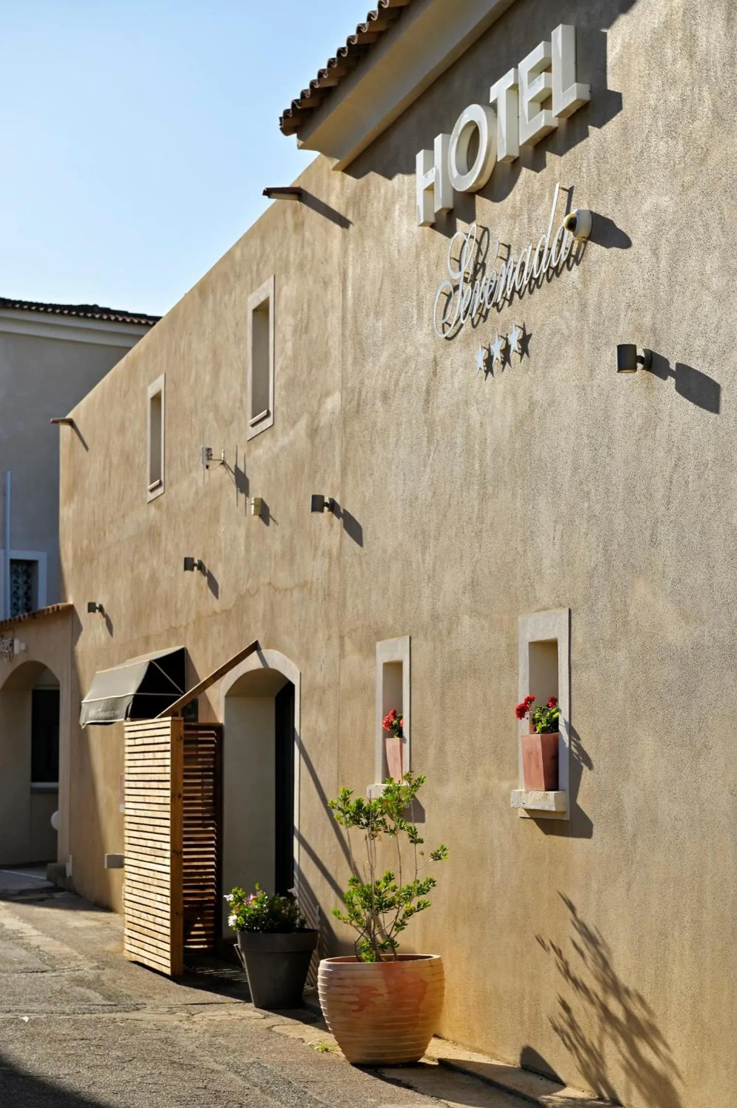 Facade/entrance in Hôtel Serenada