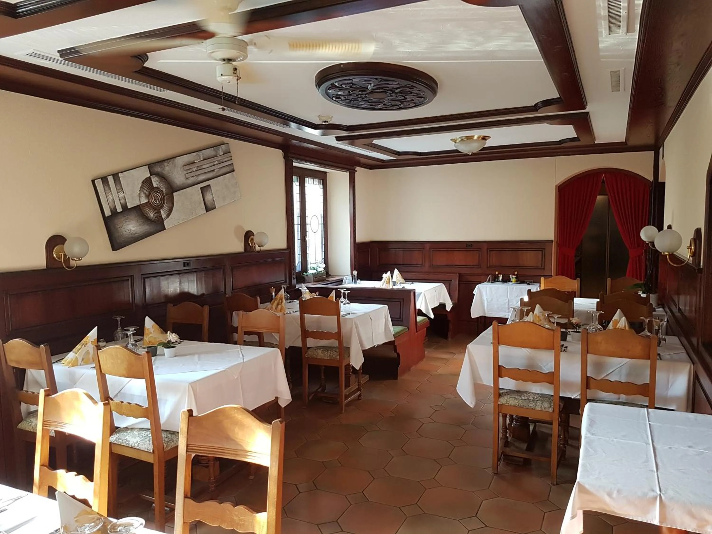 Restaurant/places to eat in Hotel Central