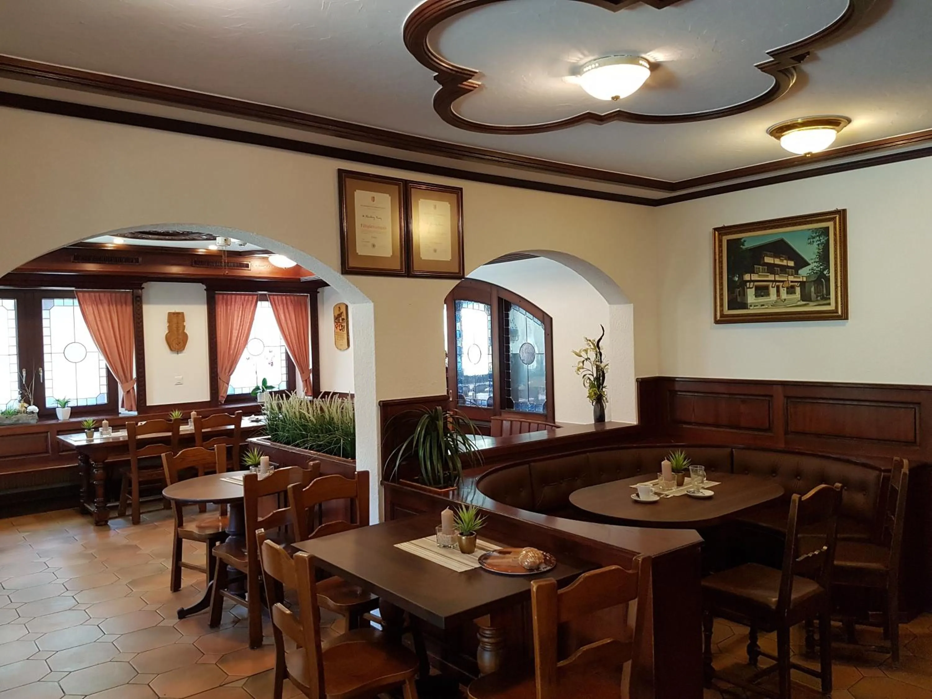 Restaurant/places to eat in Hotel Central