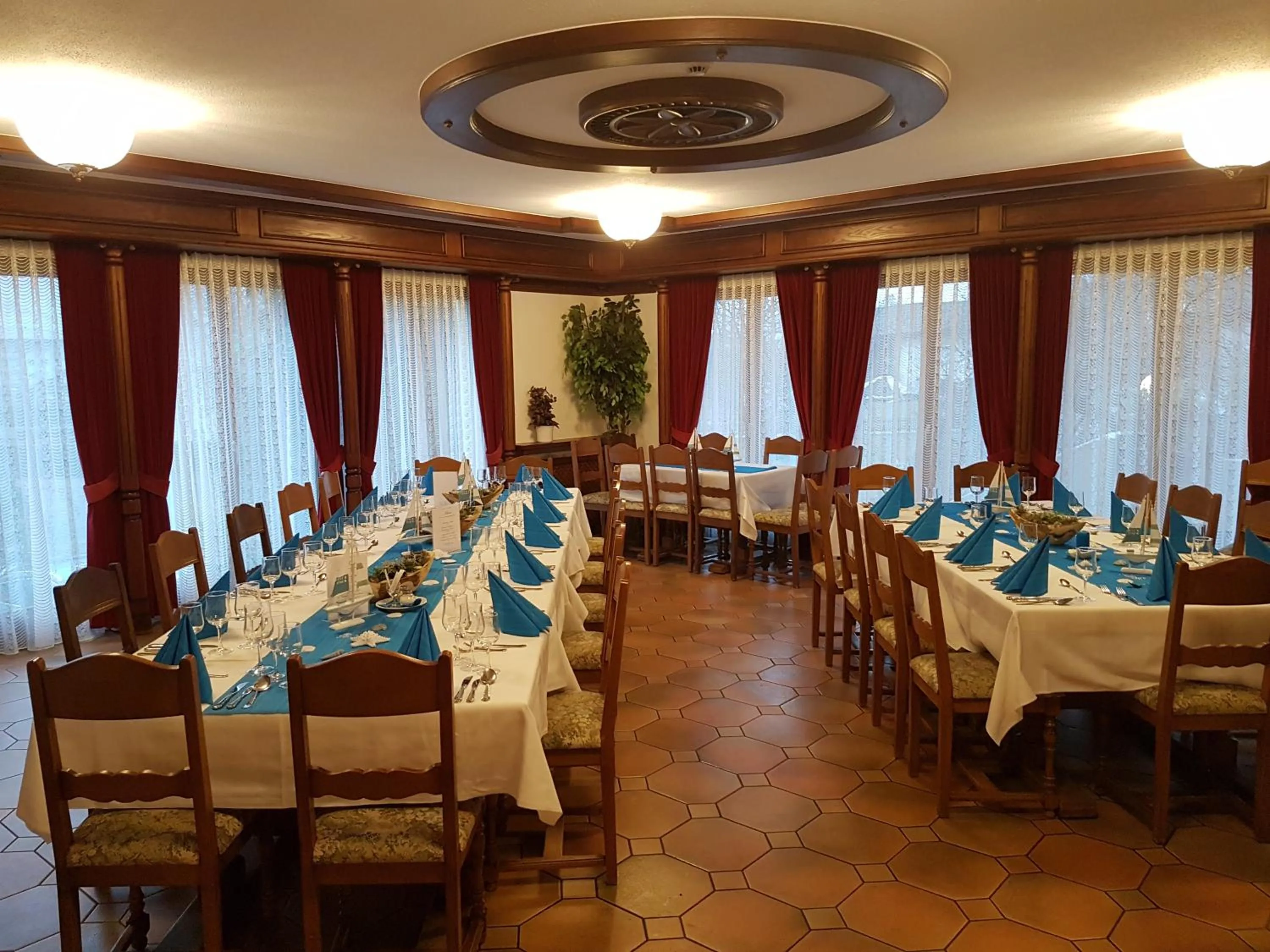 Restaurant/places to eat in Hotel Central