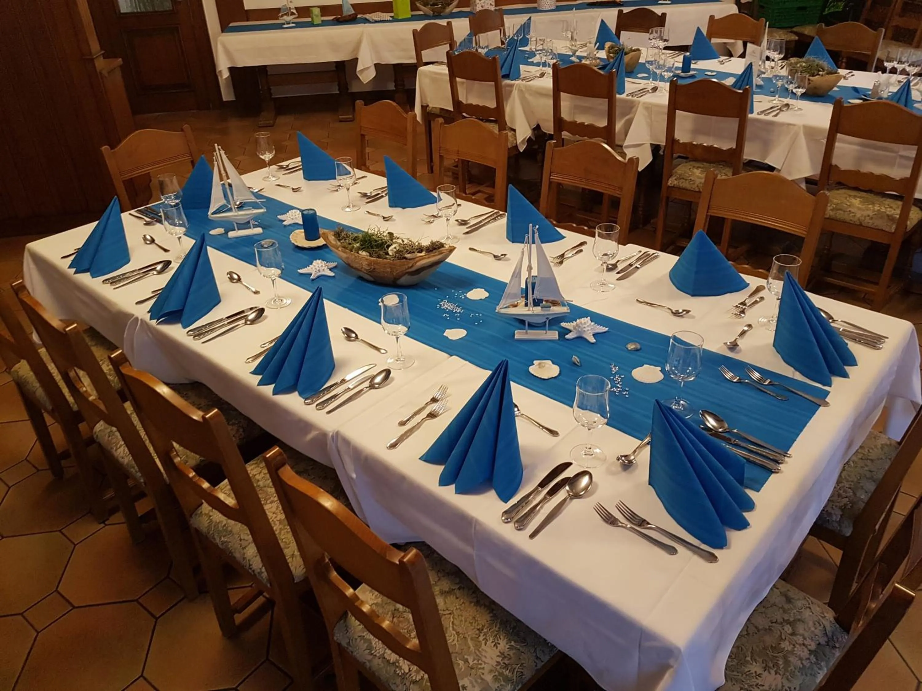 Restaurant/places to eat in Hotel Central