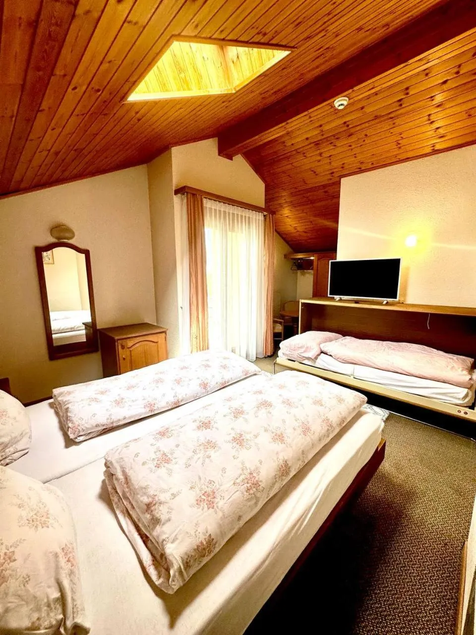 Photo of the whole room, Bed in Hotel Central