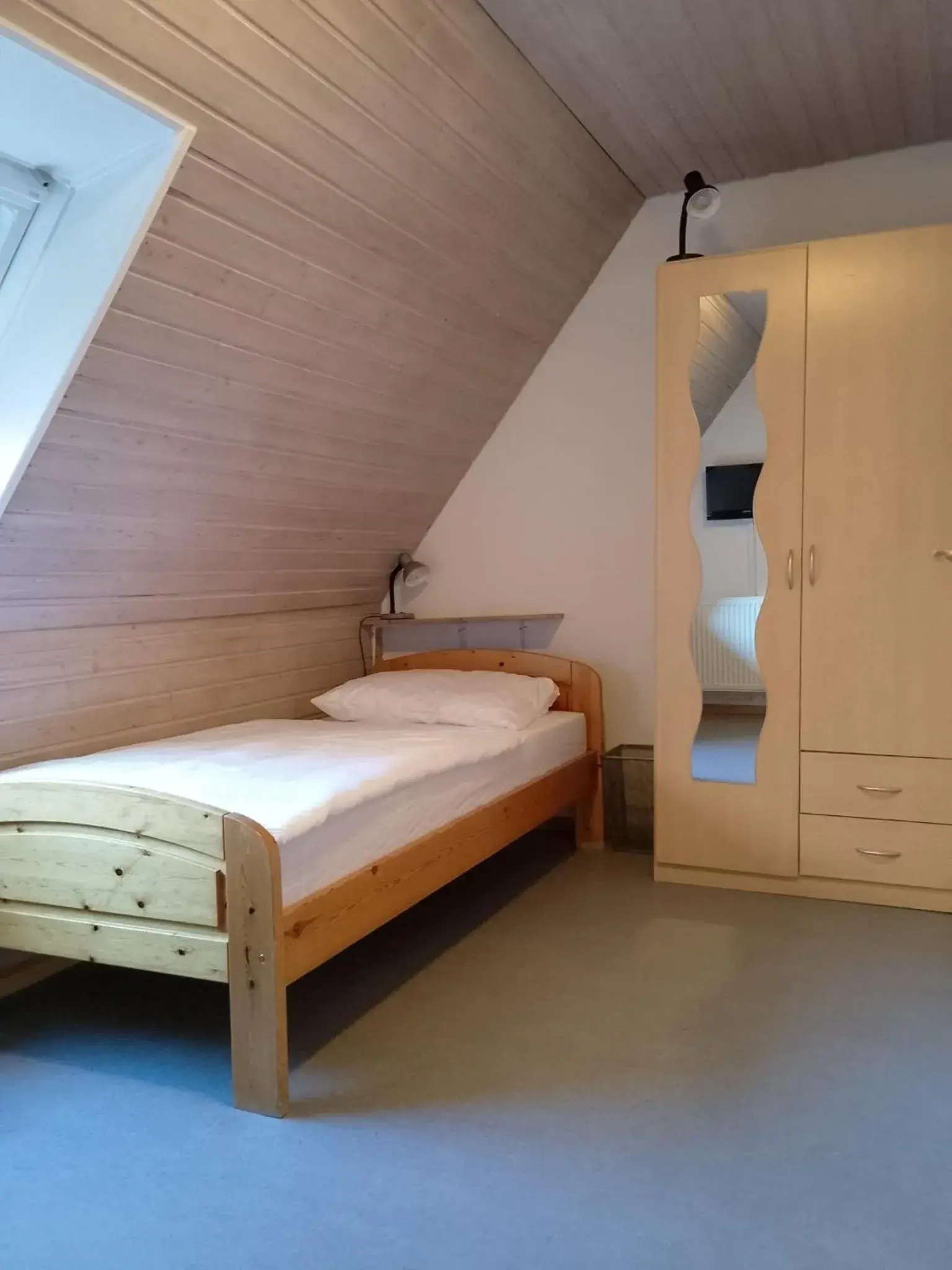 Budget Single Room in Hotel Zum Rebstock Budget Single Room in Hotel Zum Rebstock