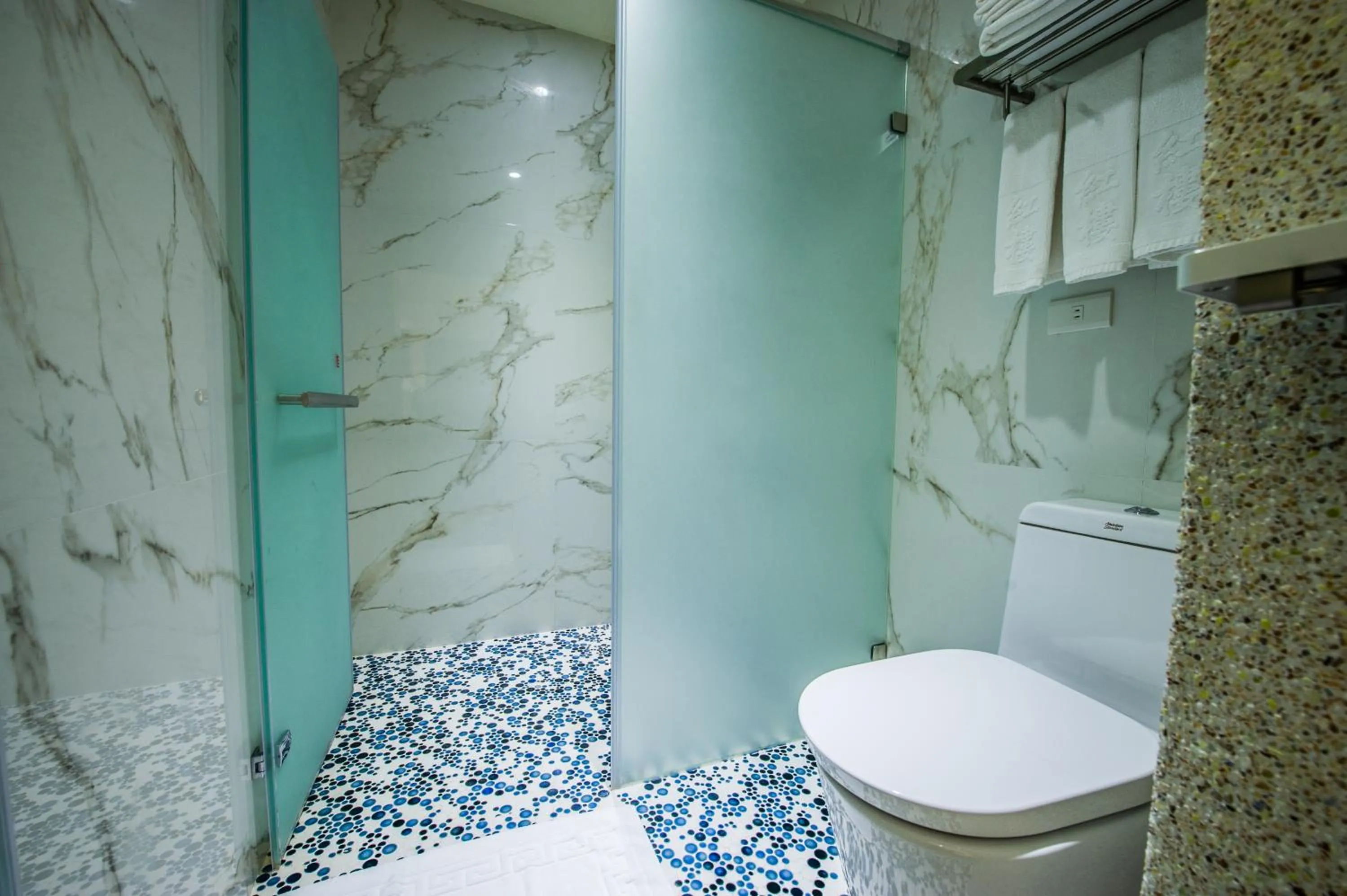 Triple Room with Bathroom in Red hotel