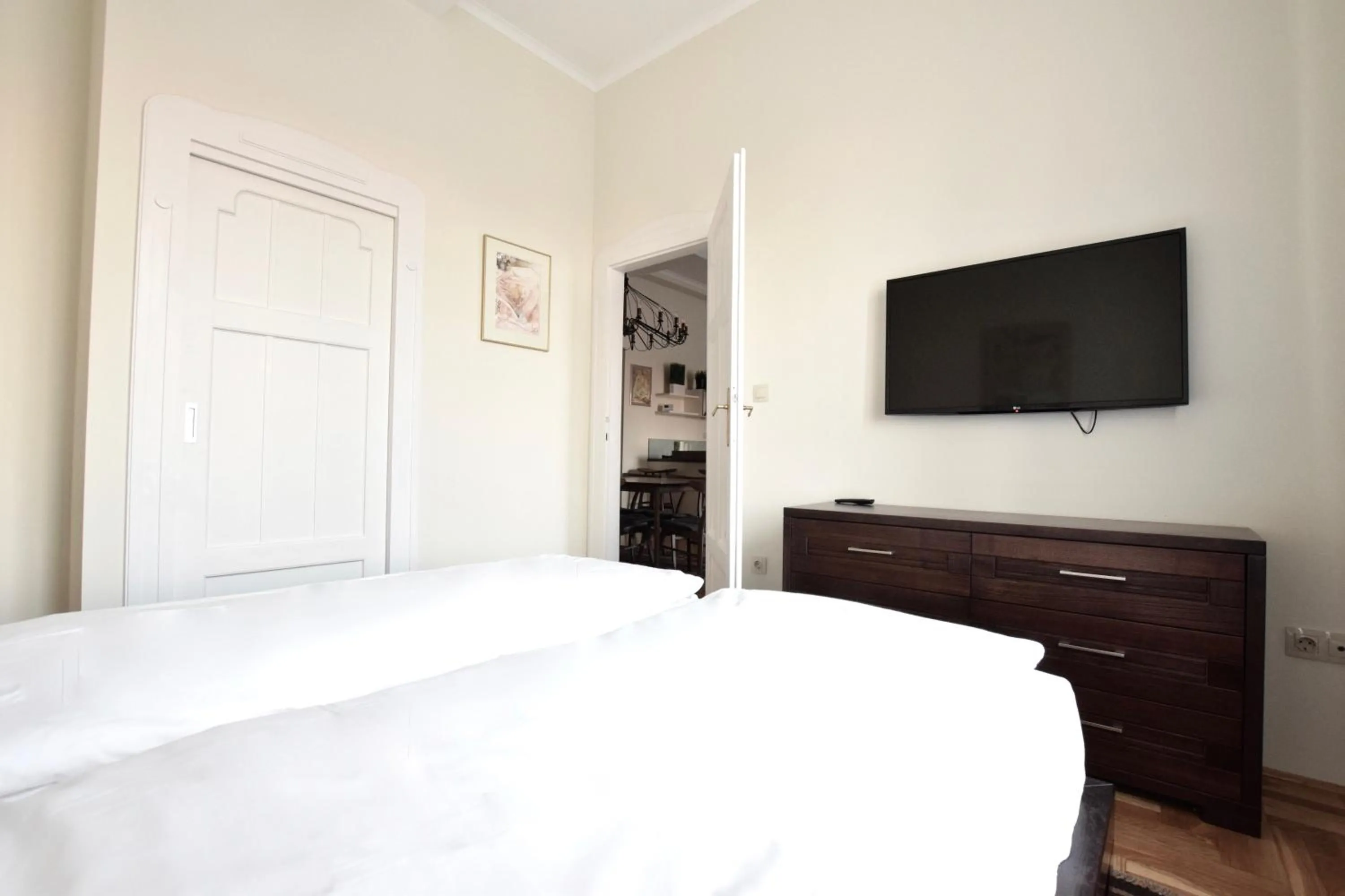Luxury Apartment by Hi5 - Király street Suite