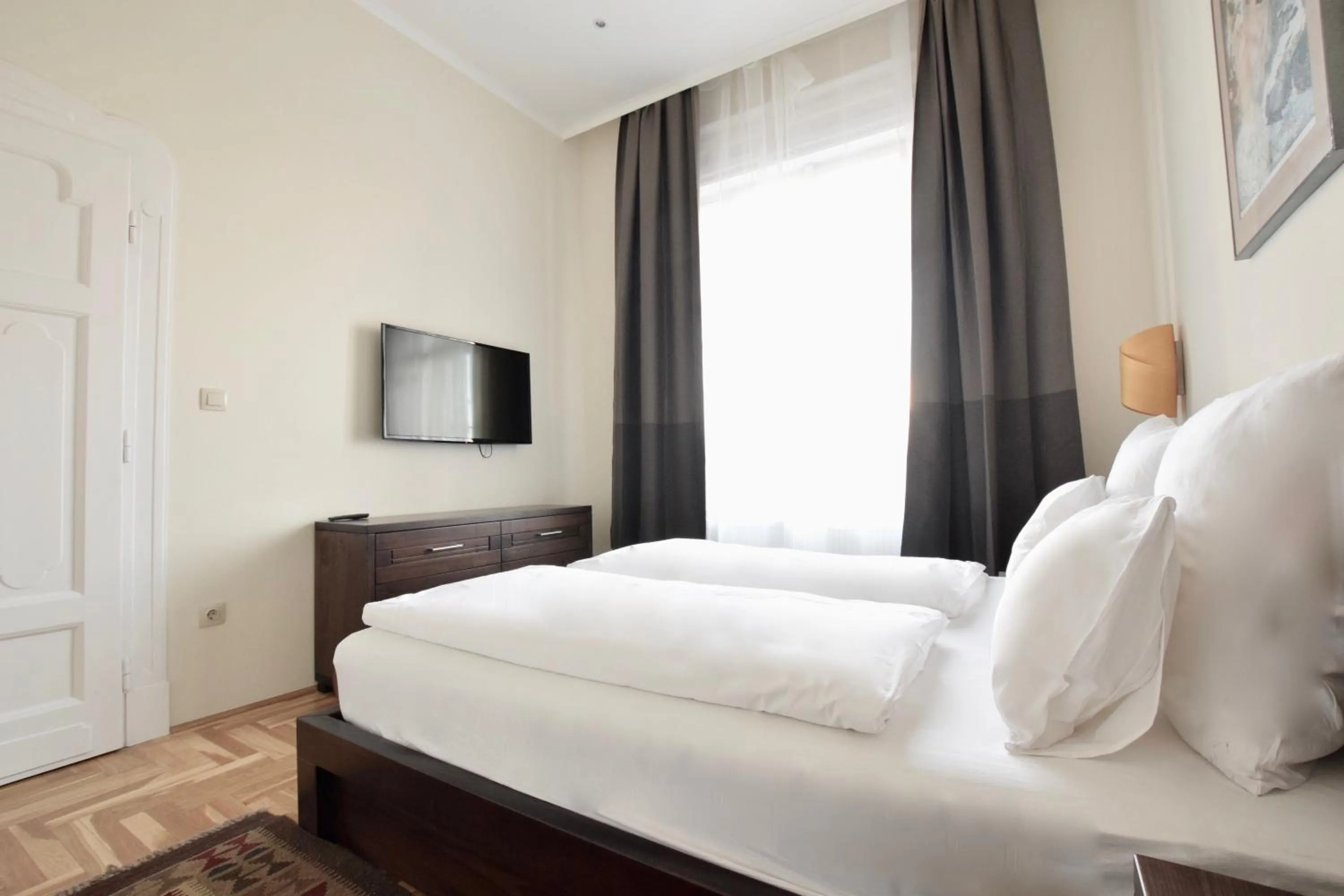Luxury Apartment by Hi5 - Király street Suite