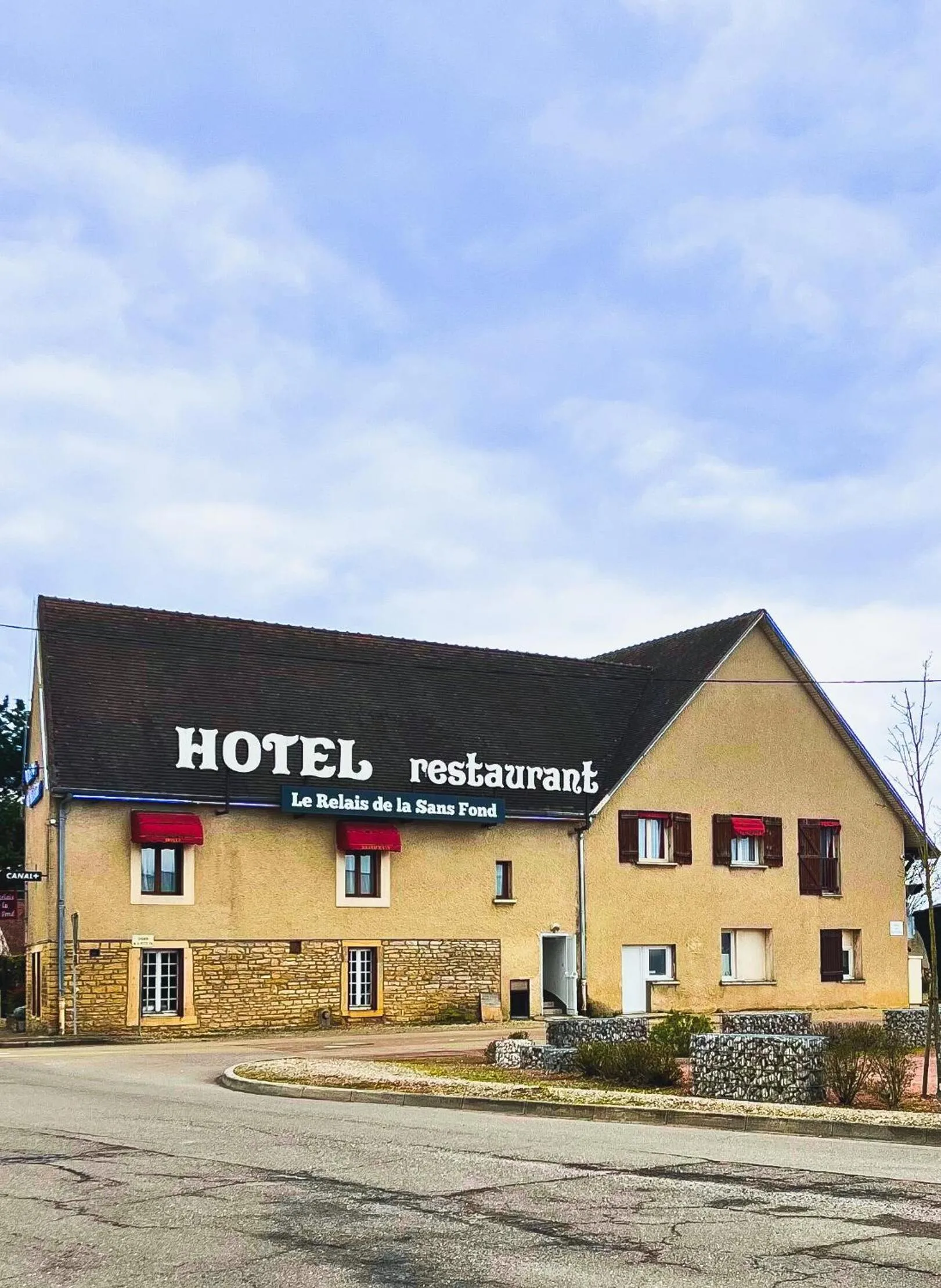 Property building in Le Relais de la Sans Fond