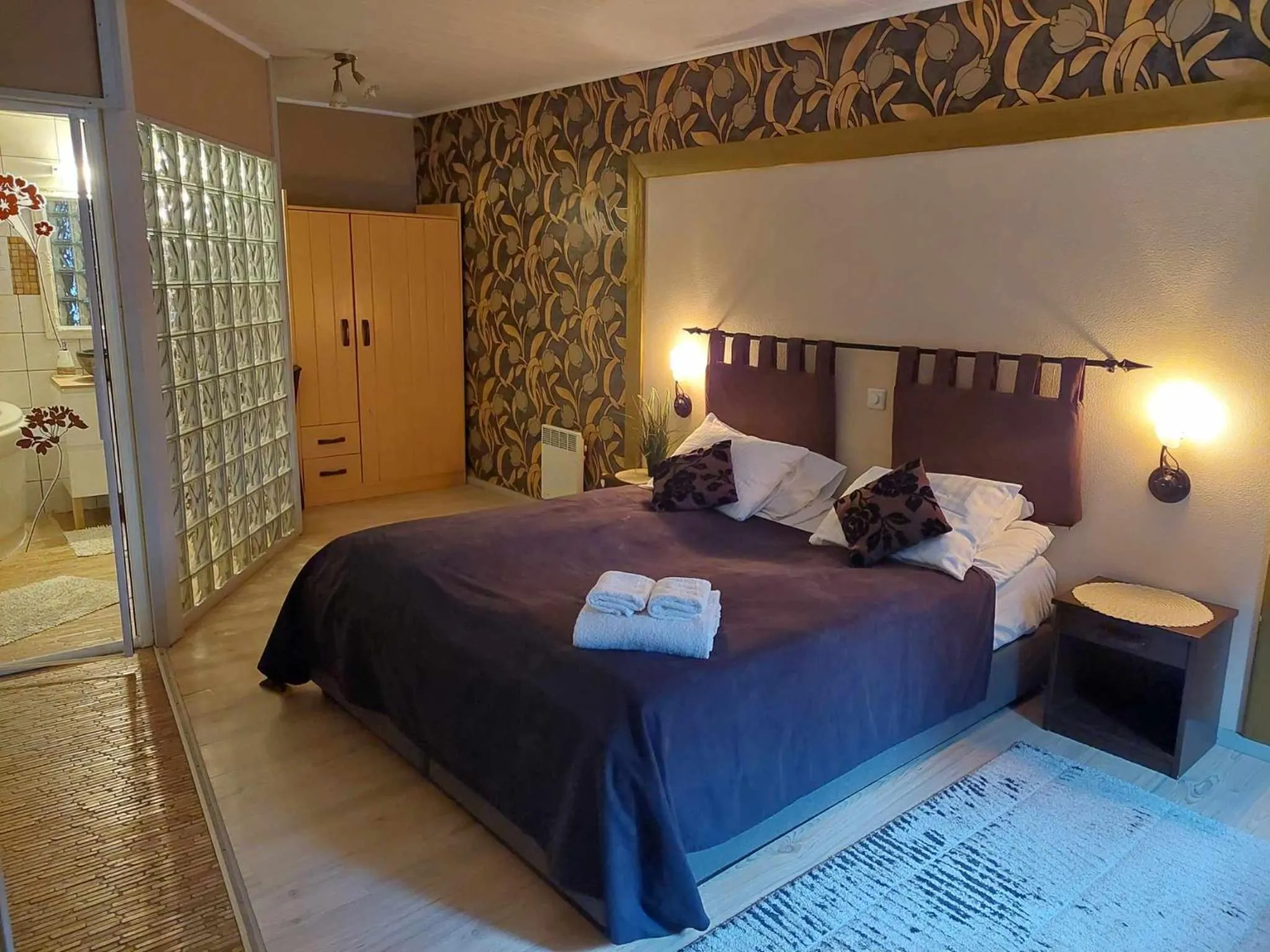 Photo of the whole room, Bed in Hansalinn