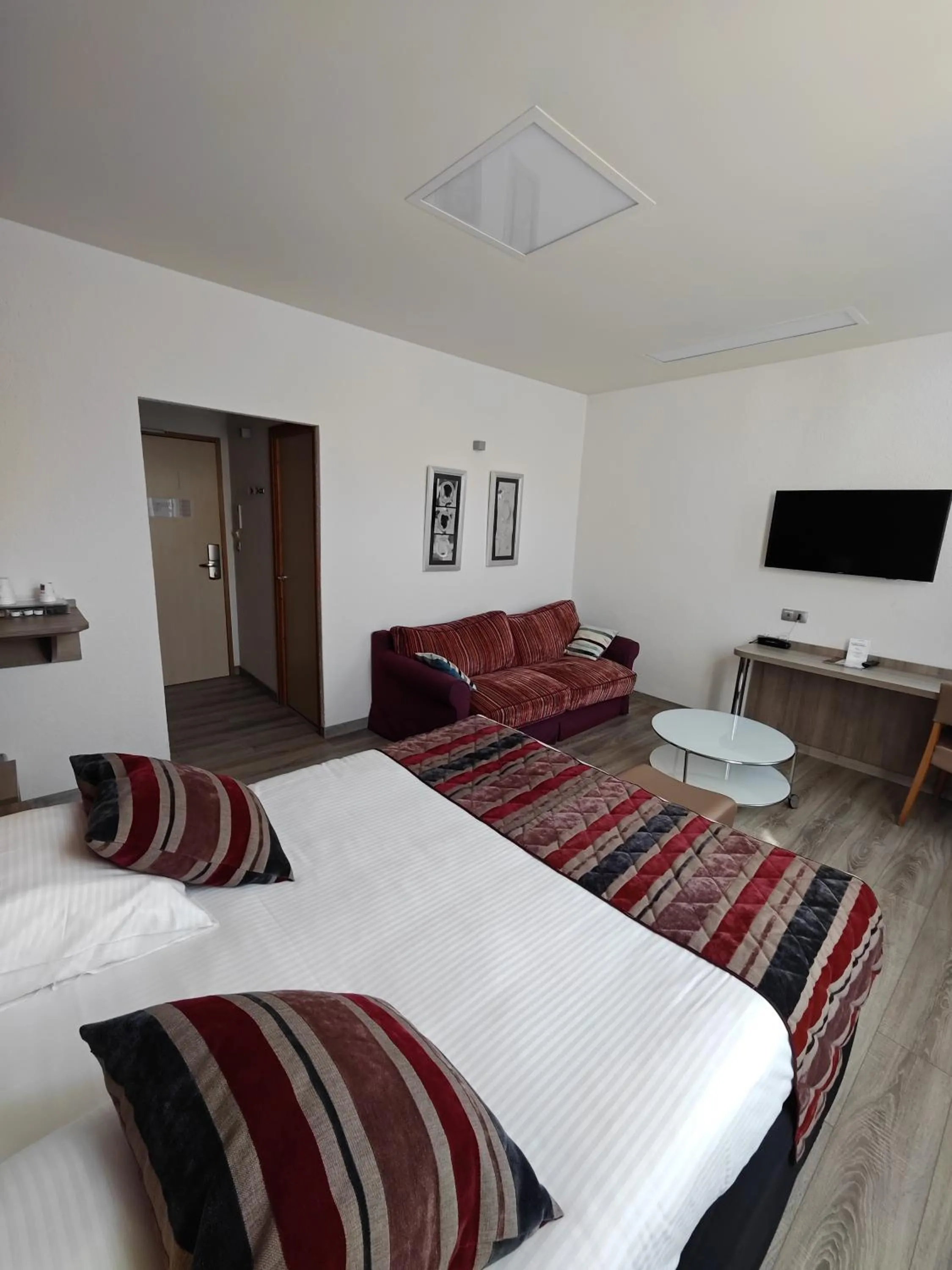 Photo of the whole room, Bed in The Originals City, Archotel, Sens