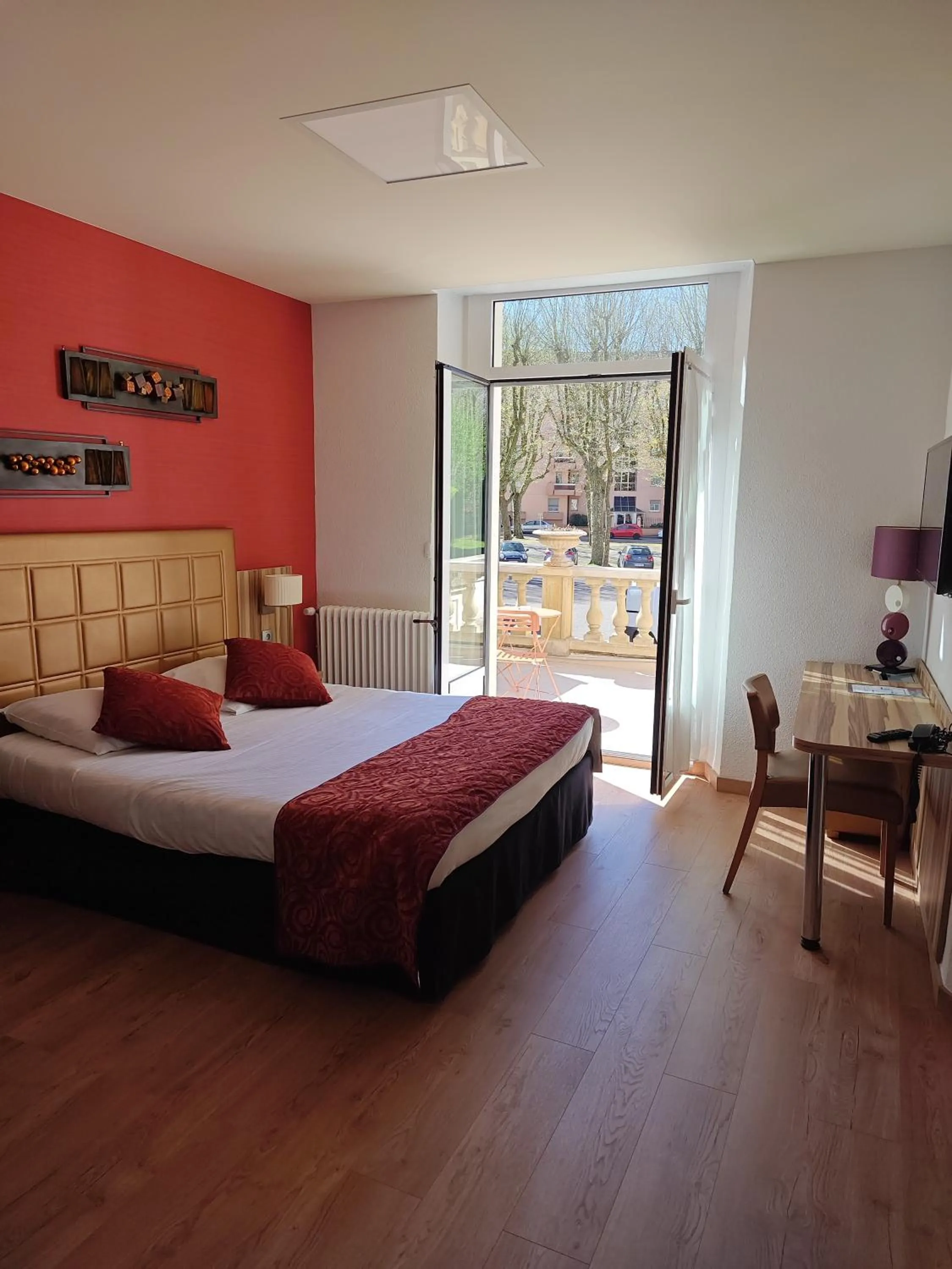 Photo of the whole room, Bed in The Originals City, Archotel, Sens