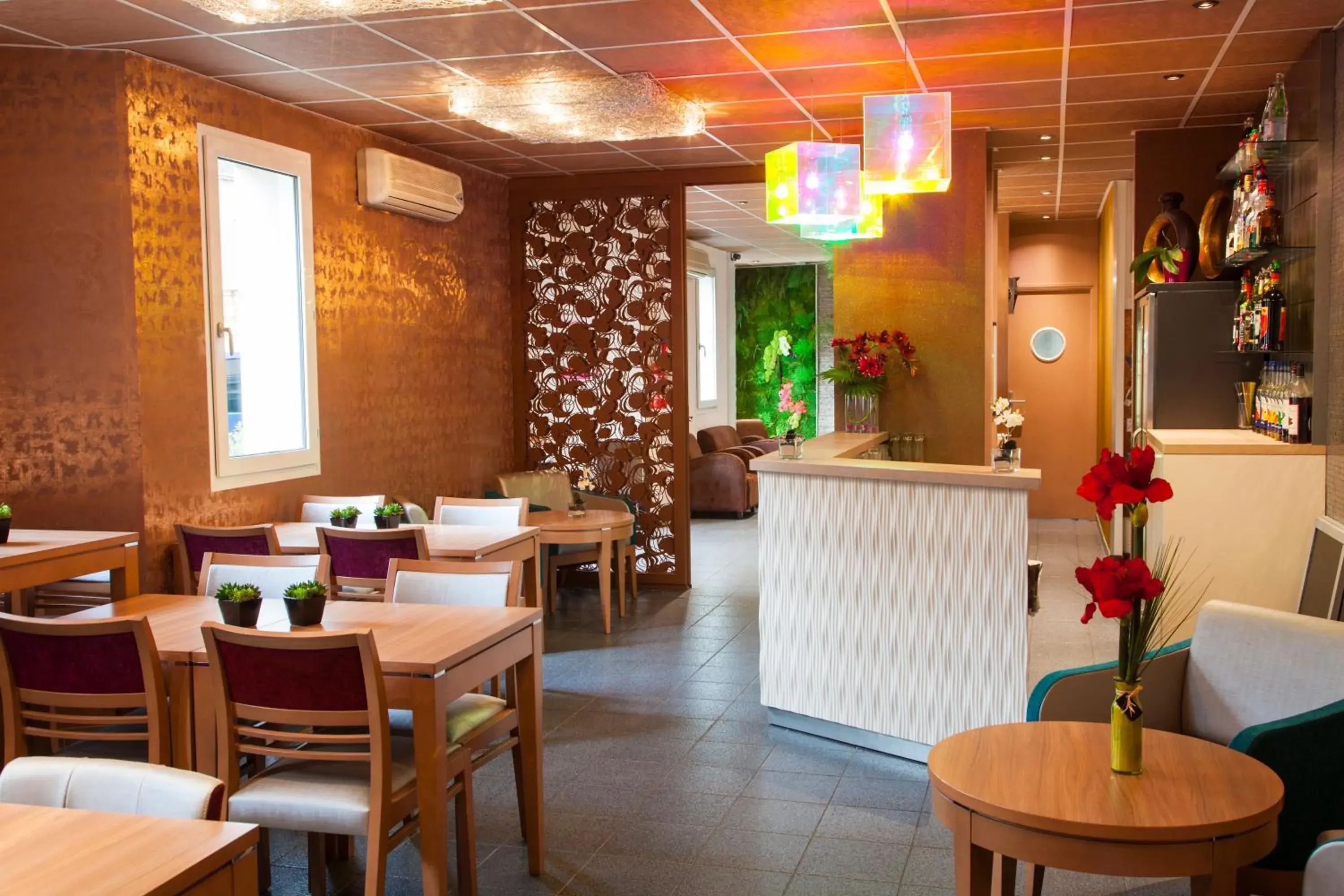 Lounge or bar in The Originals City, Archotel, Sens Lounge or bar in The Originals City, Archotel, Sens