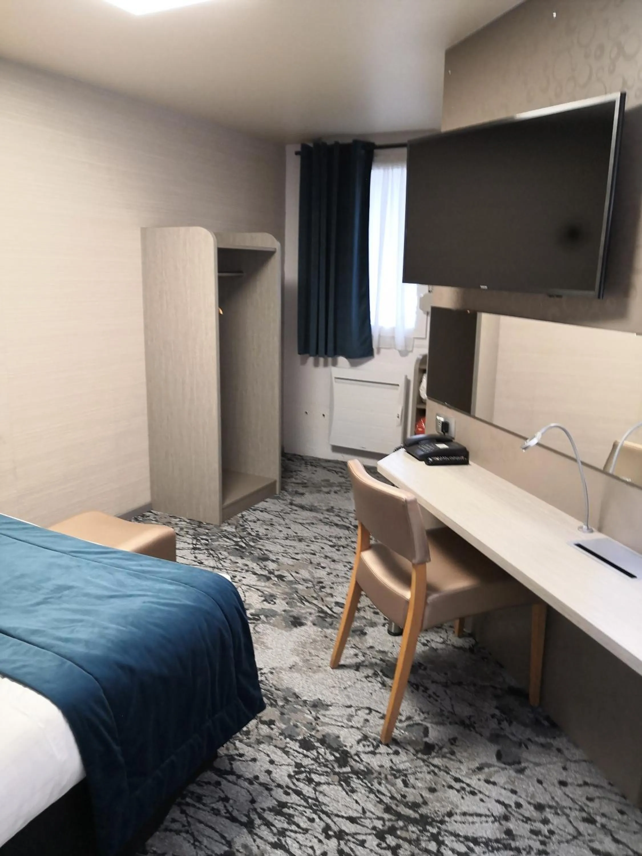 TV and multimedia, Bed in The Originals City, Archotel, Sens