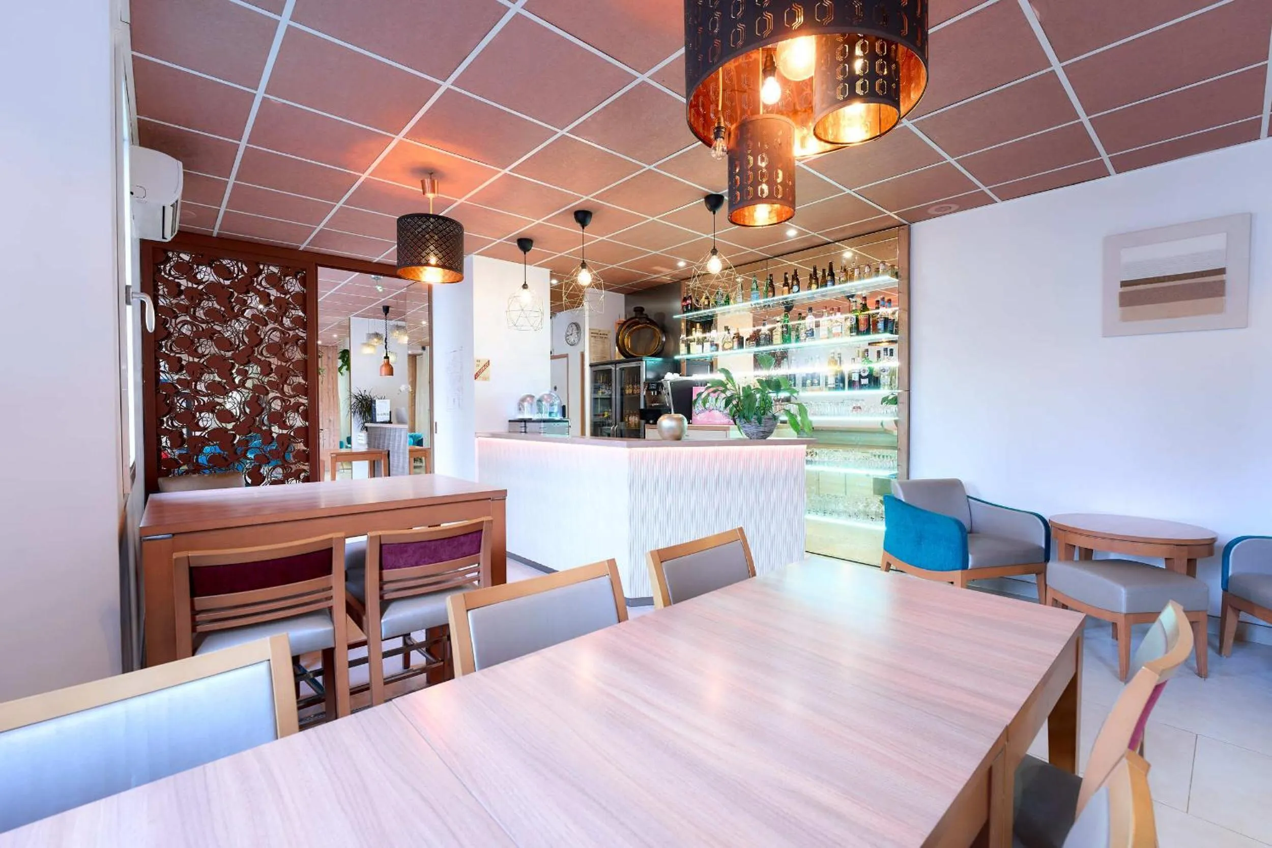 Lounge or bar in The Originals City, Archotel, Sens