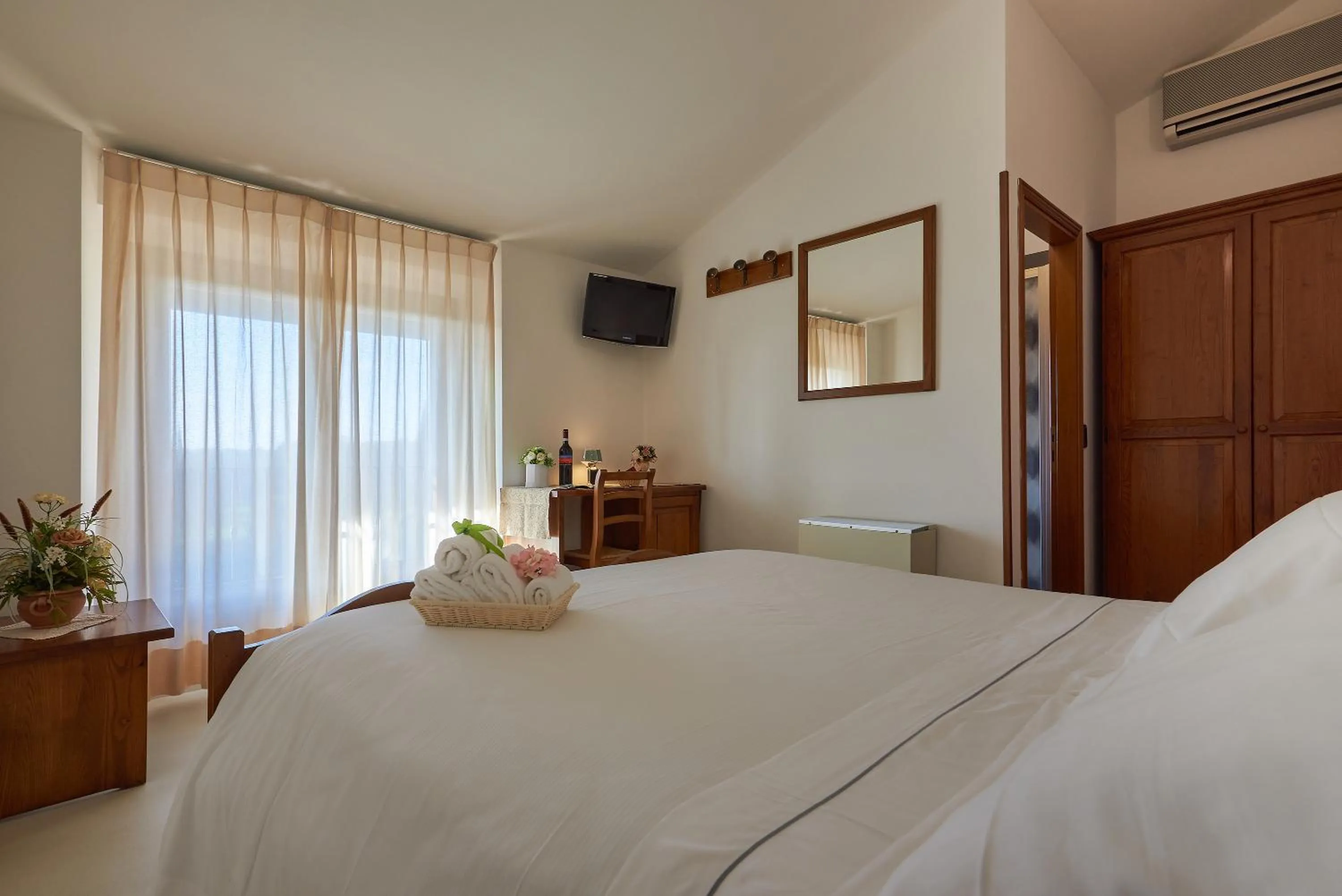 Photo of the whole room, Bed in Casanova - Wellness Center La Grotta Etrusca