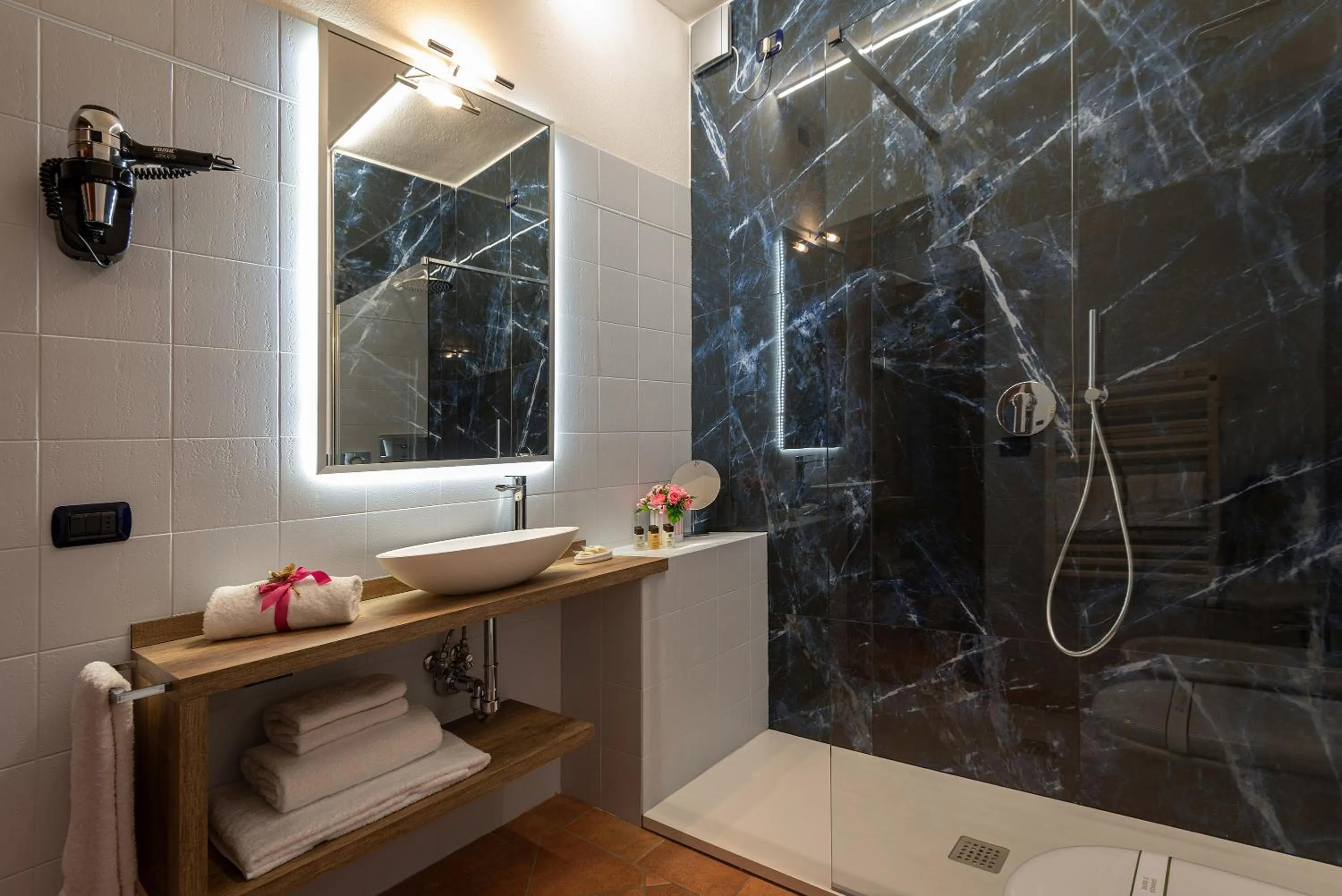 Shower in Casanova - Wellness Center La Grotta Etrusca