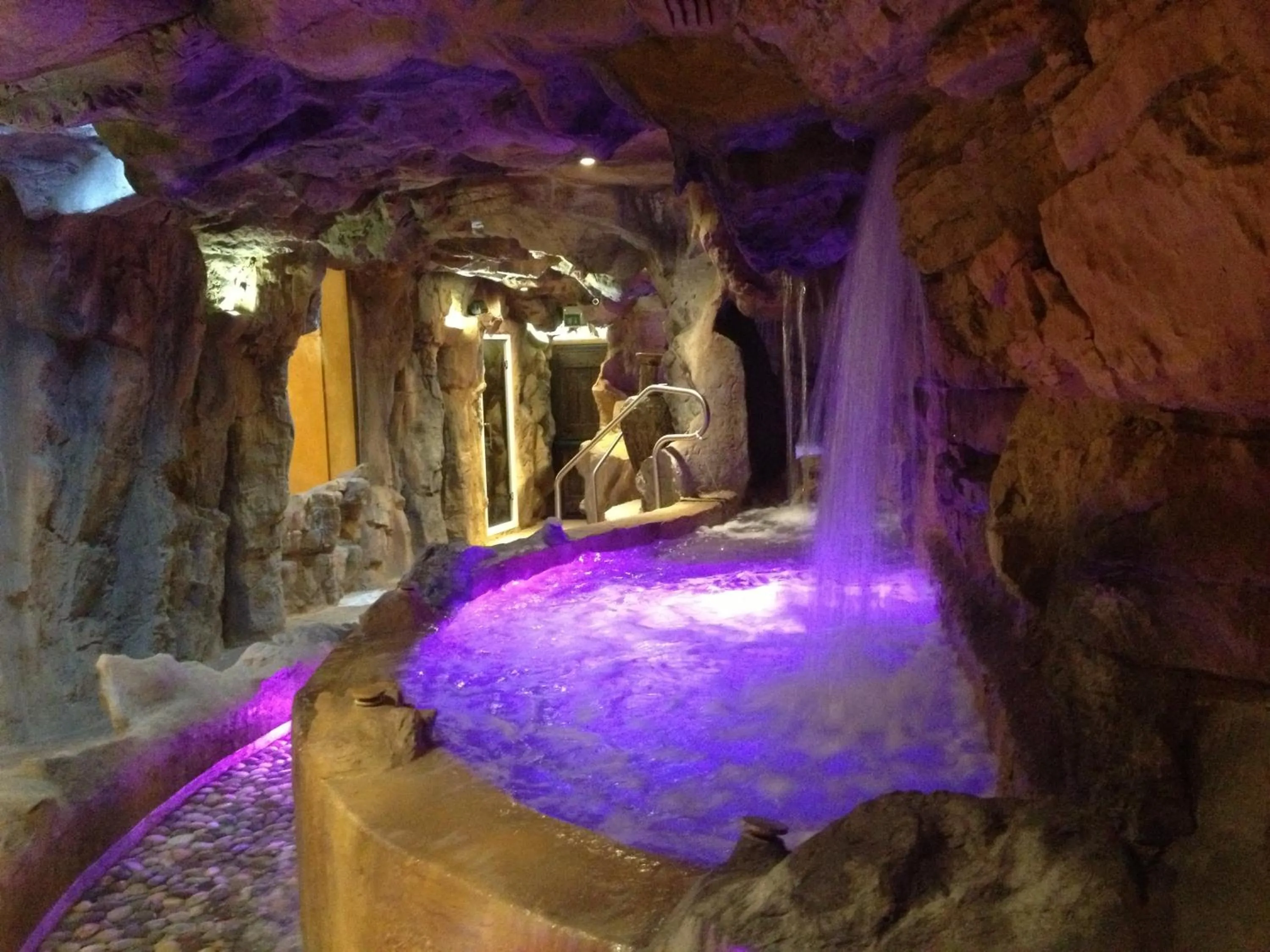 Hot Tub in Casanova - Wellness Center La Grotta Etrusca