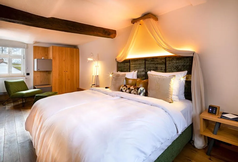 Bedroom, Bed in Hotel Brunnenhaus Schloss Landau