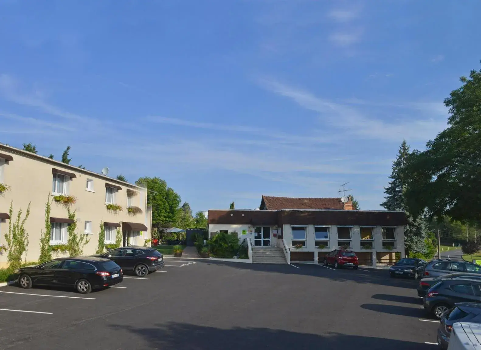 Facade/entrance in Logis Hotel Le Prieure Facade/entrance in Logis Hotel Le Prieure