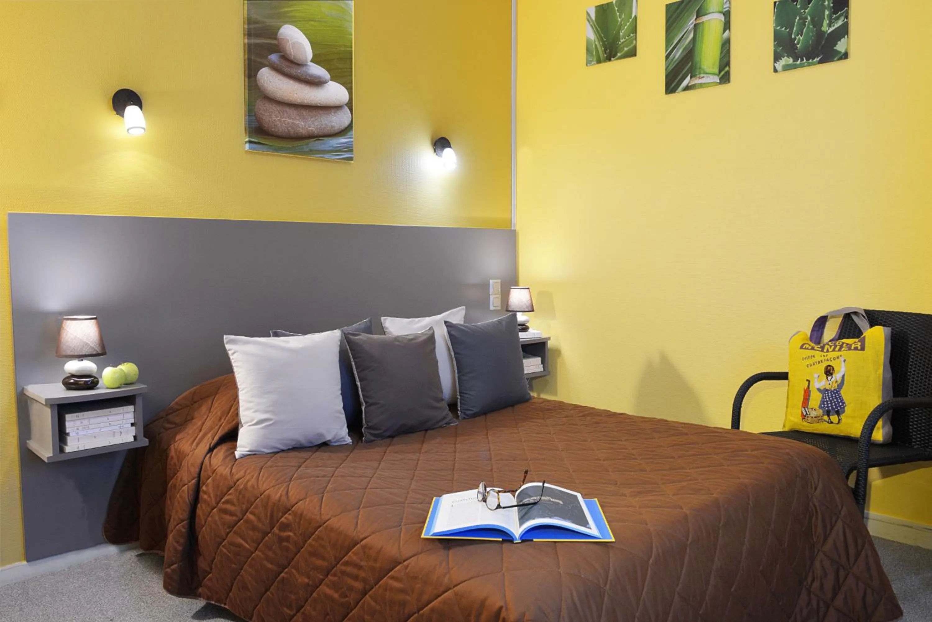 Photo of the whole room, Bed in Logis Hotel Le Prieure