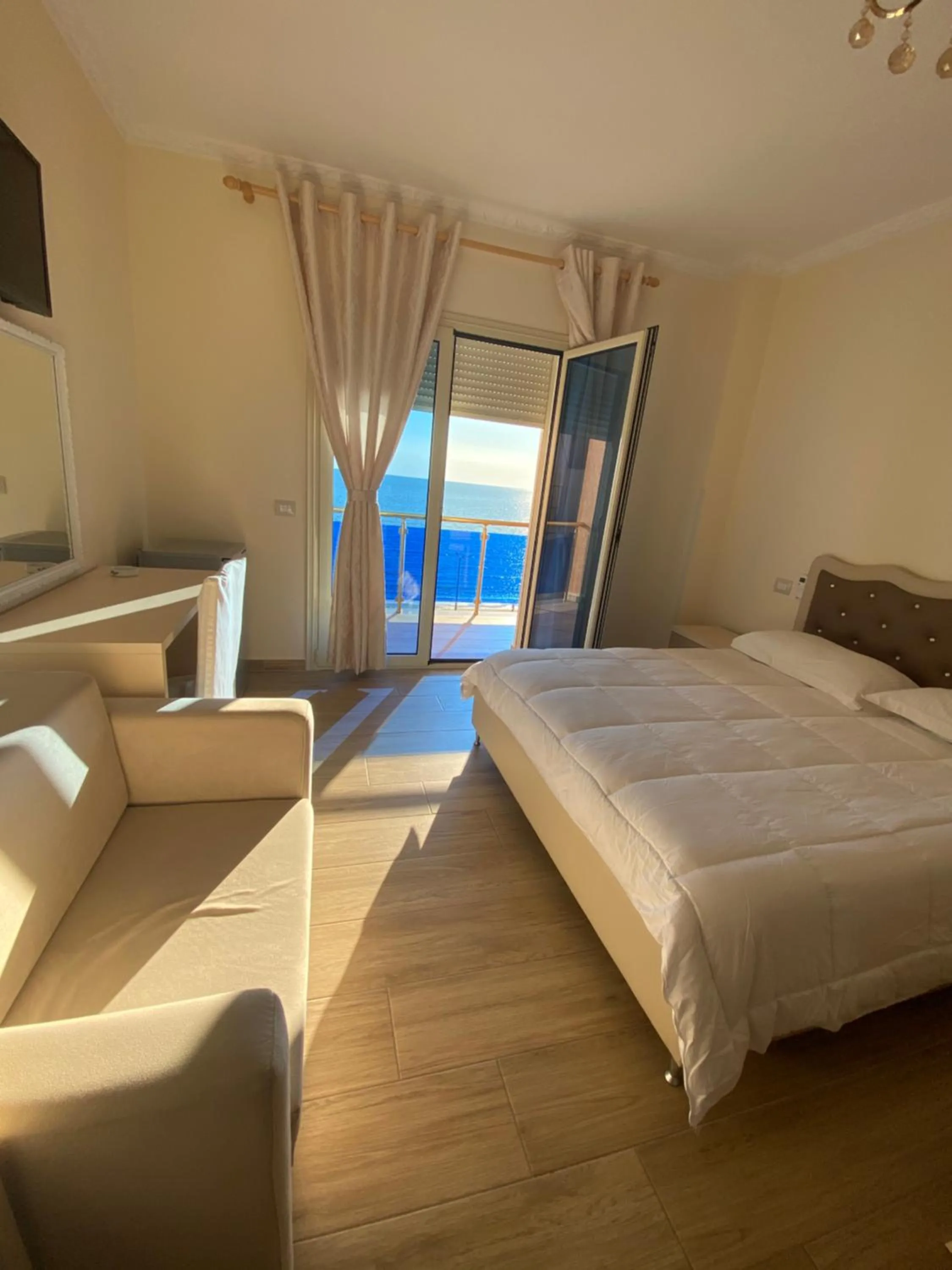 Hotel 3 Vellezerit