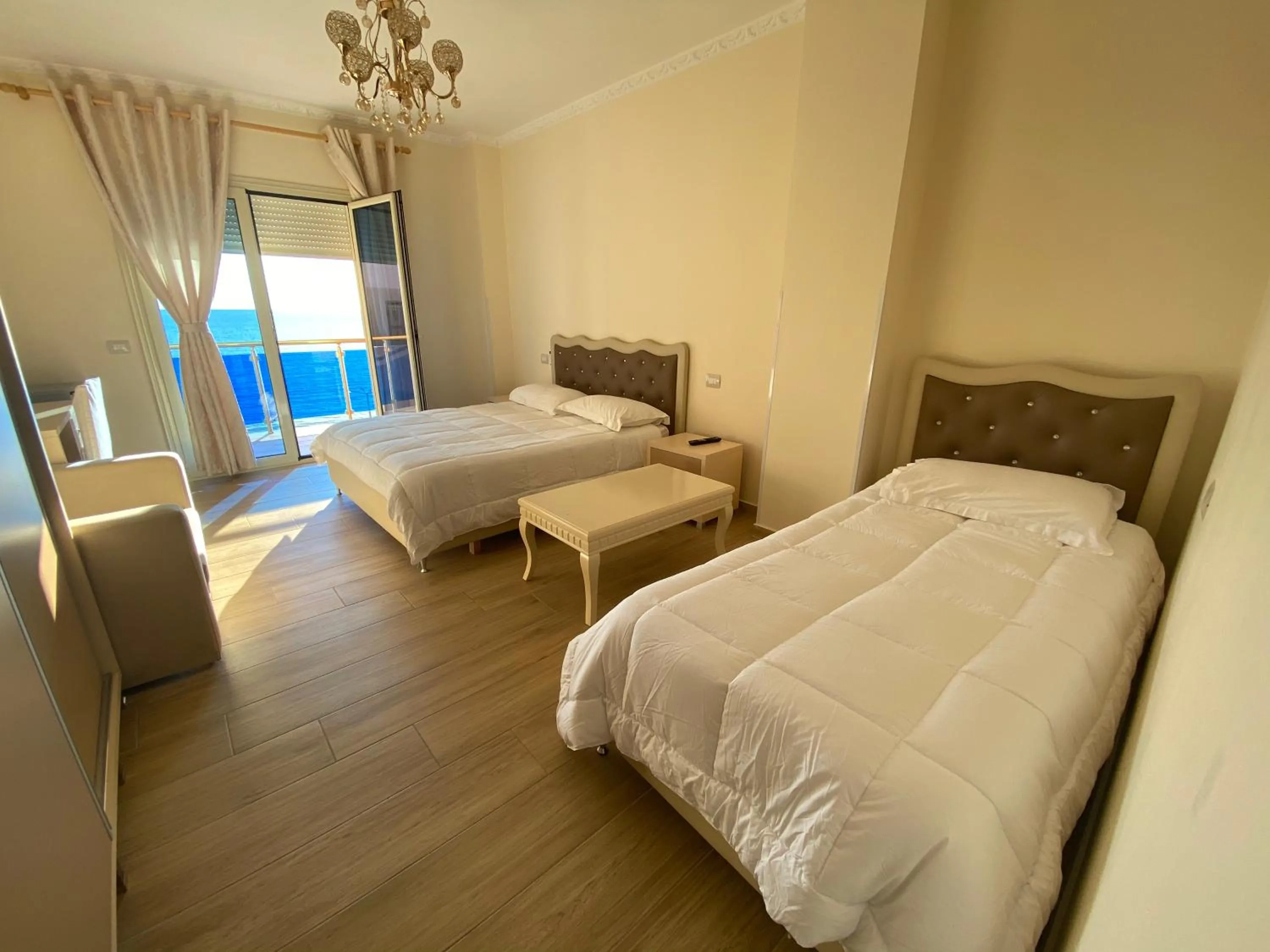Hotel 3 Vellezerit