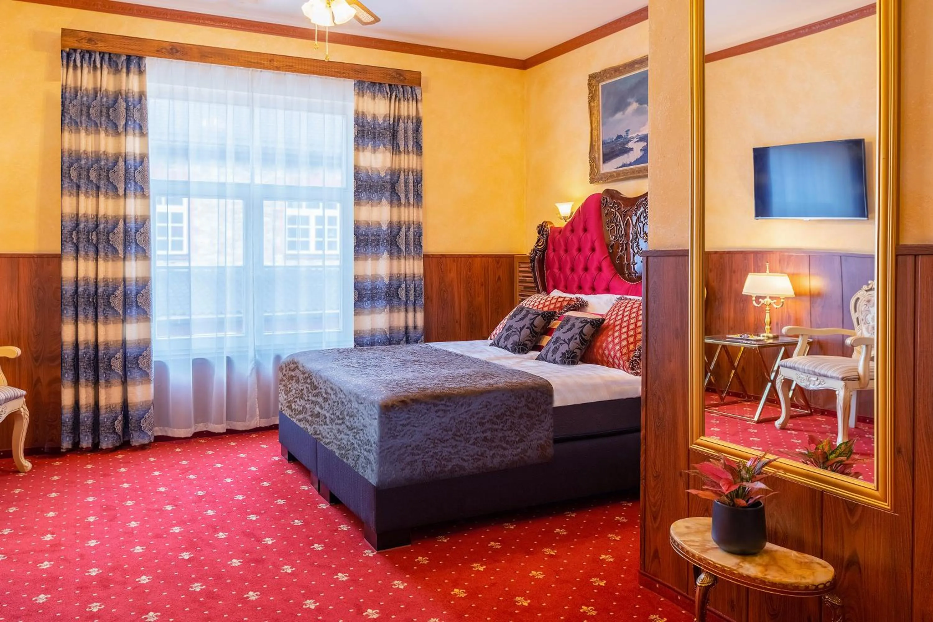 Photo of the whole room, Bed in Hansa Hotel