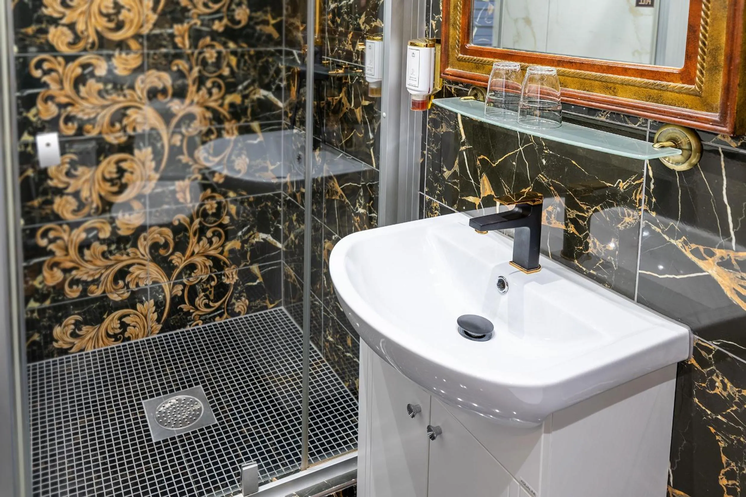 Bathroom in Hansa Hotel