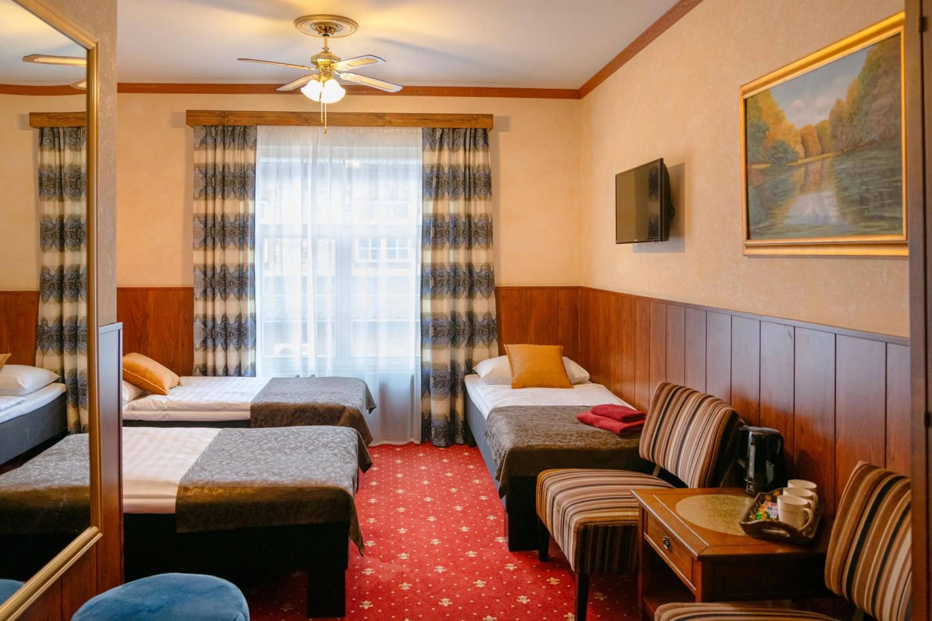 Photo of the whole room, Bed in Hansa Hotel