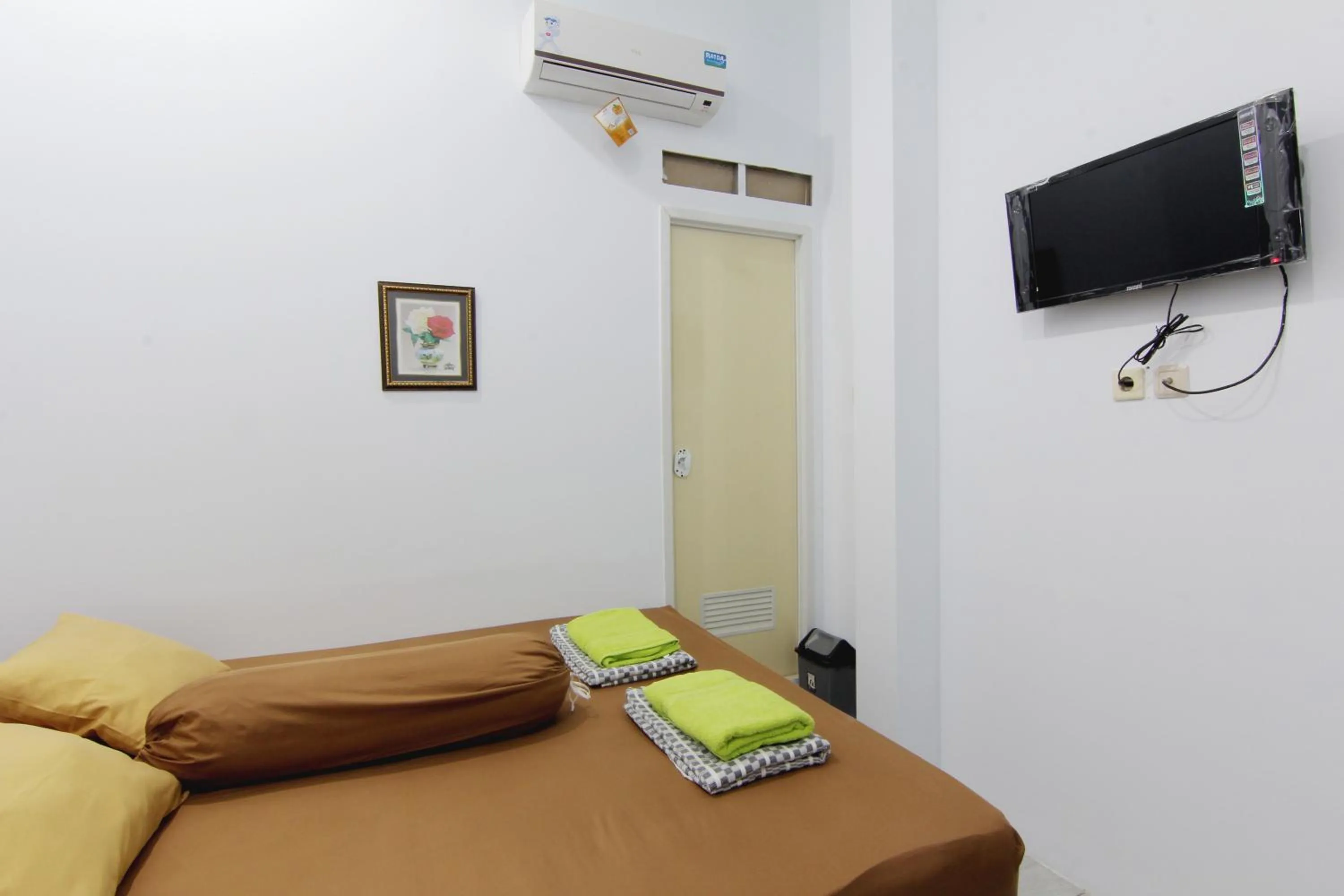 Photo of the whole room, Bed in Tiga Dua Homestay