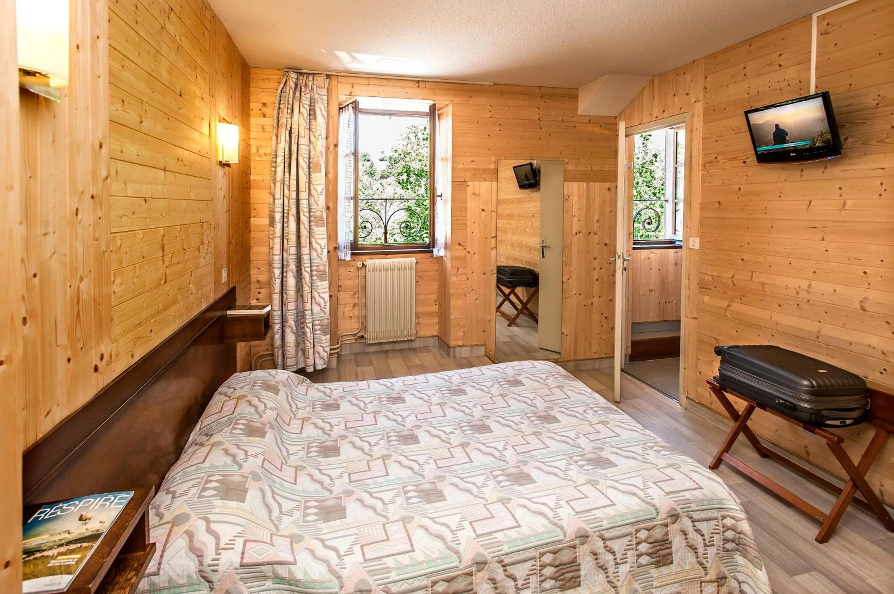 Staff, Bed in Hôtel Des Rochers